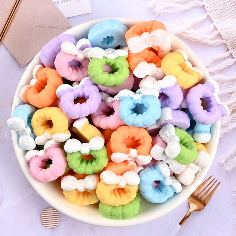 Charm điện thoại hình bánh donut nơ