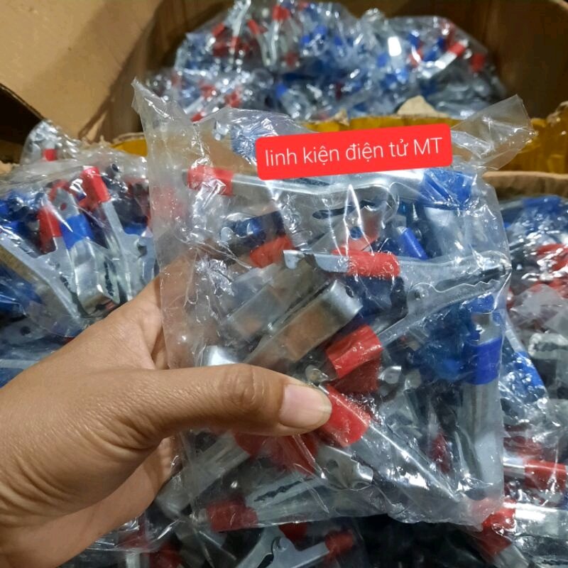 1 cặp kẹp bình (2 cái). Loại sịn