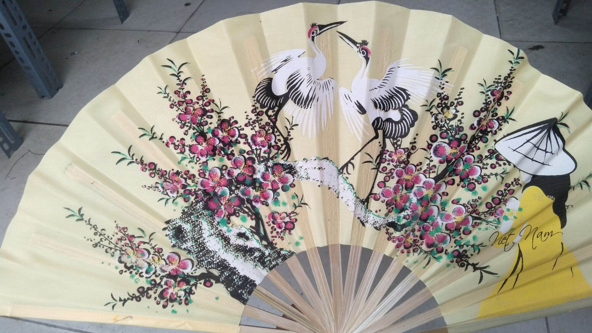 Quạt vải xòe cầm tay