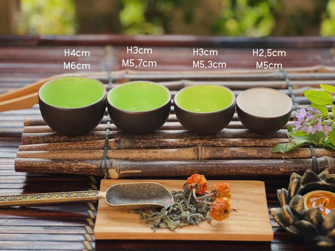 Bộ ấm chén tử sa đen đắp nổi hoa sen lòng xanh.