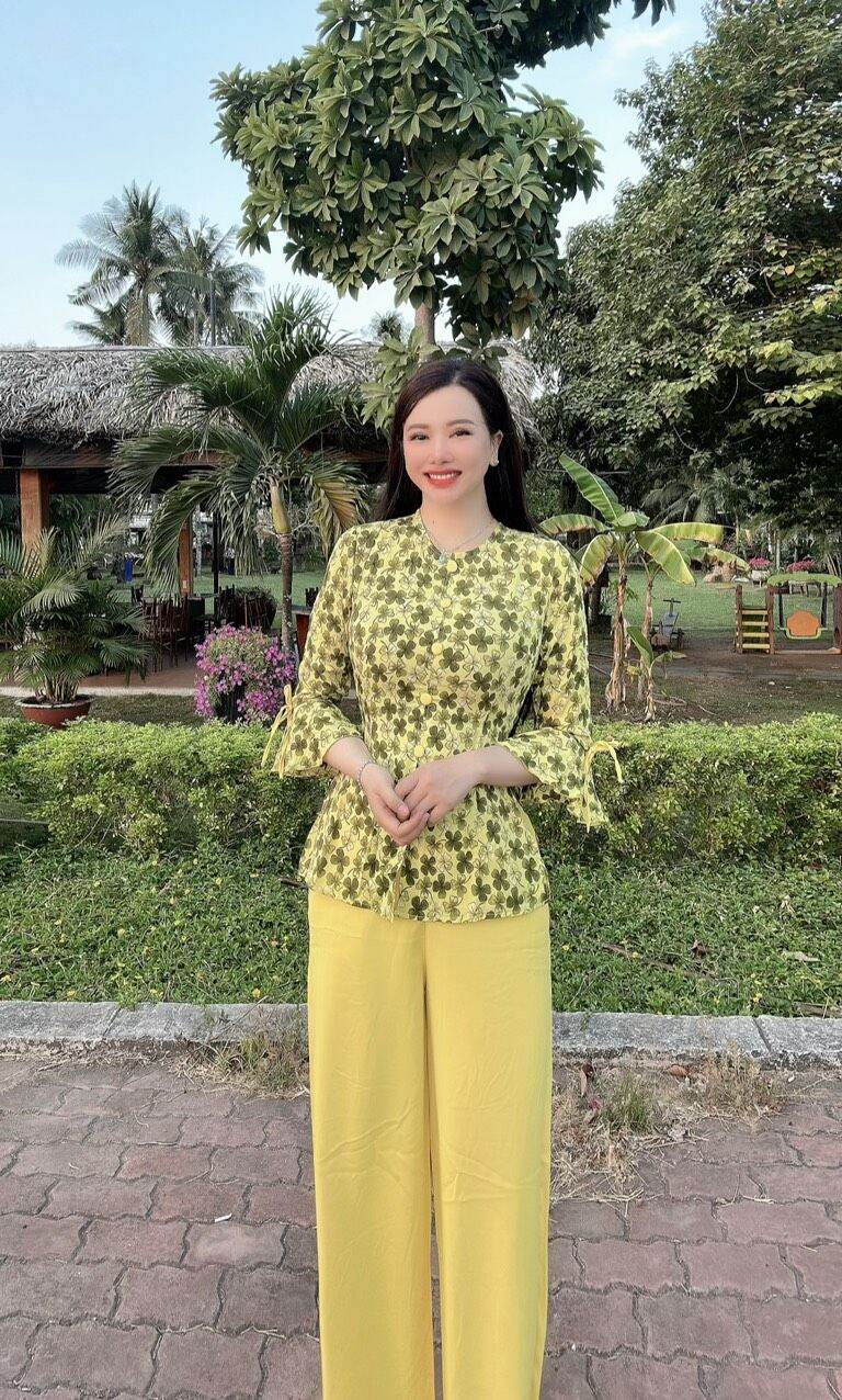 Bộ bà ba cổ tròn tay loe nút bọc vải