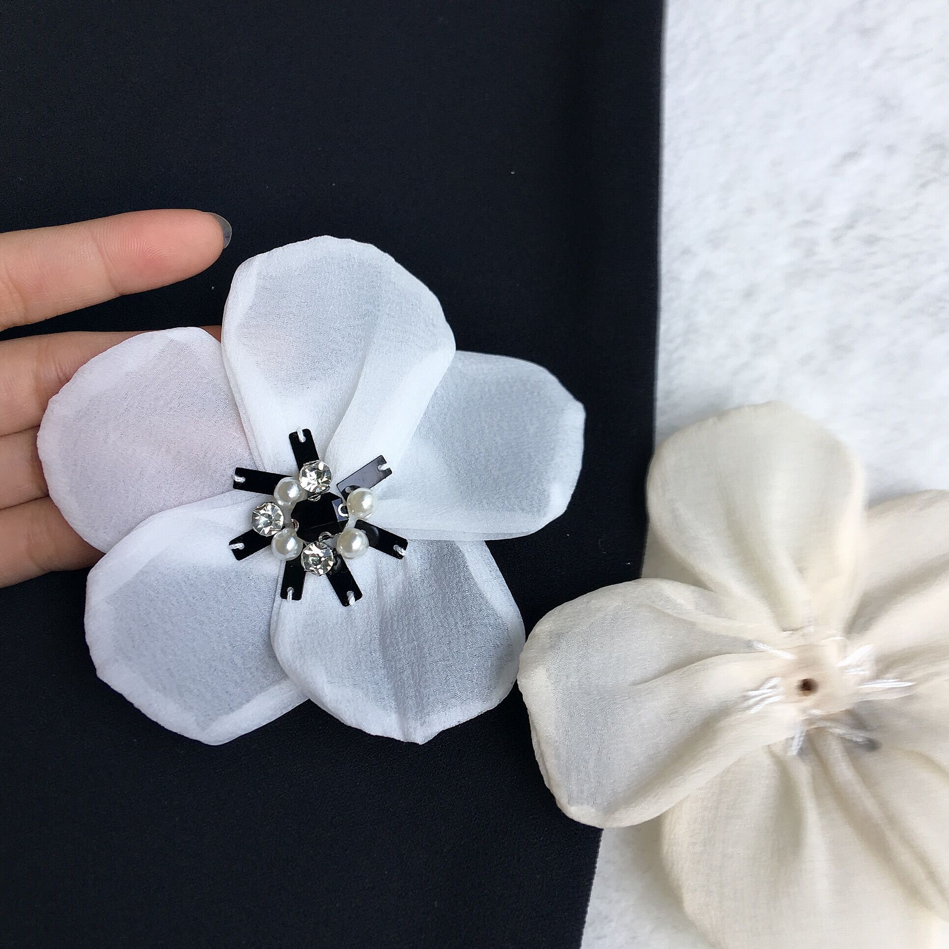 1 HOA TRANG TRÍ CÓ ĐÍNH ĐÁ SIZE TẦM 8cm