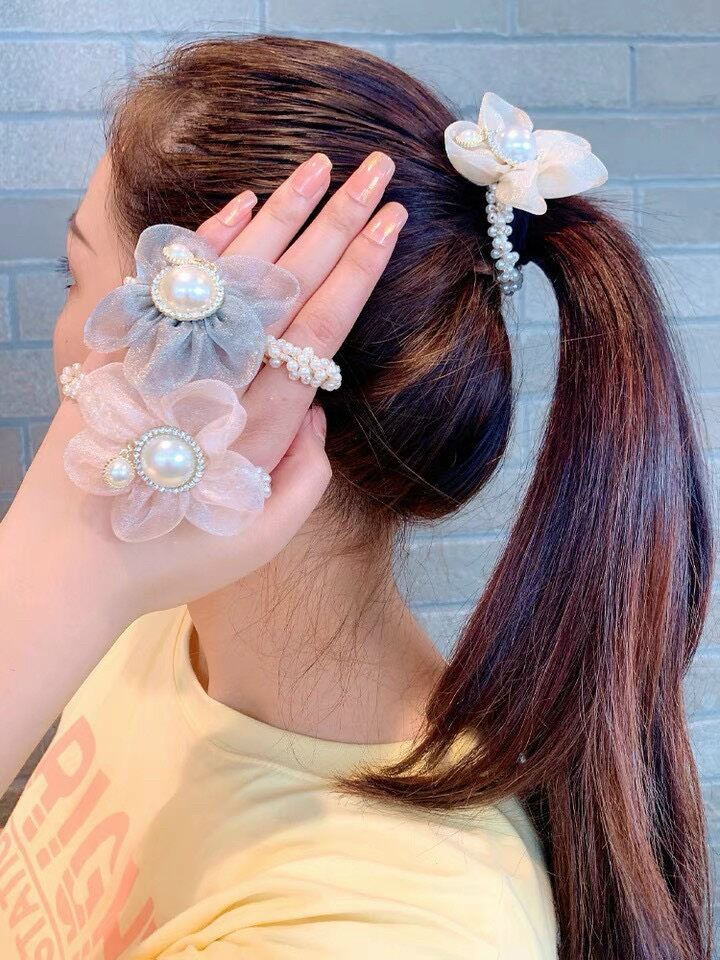 Cột tóc hoa trai xinh xắn