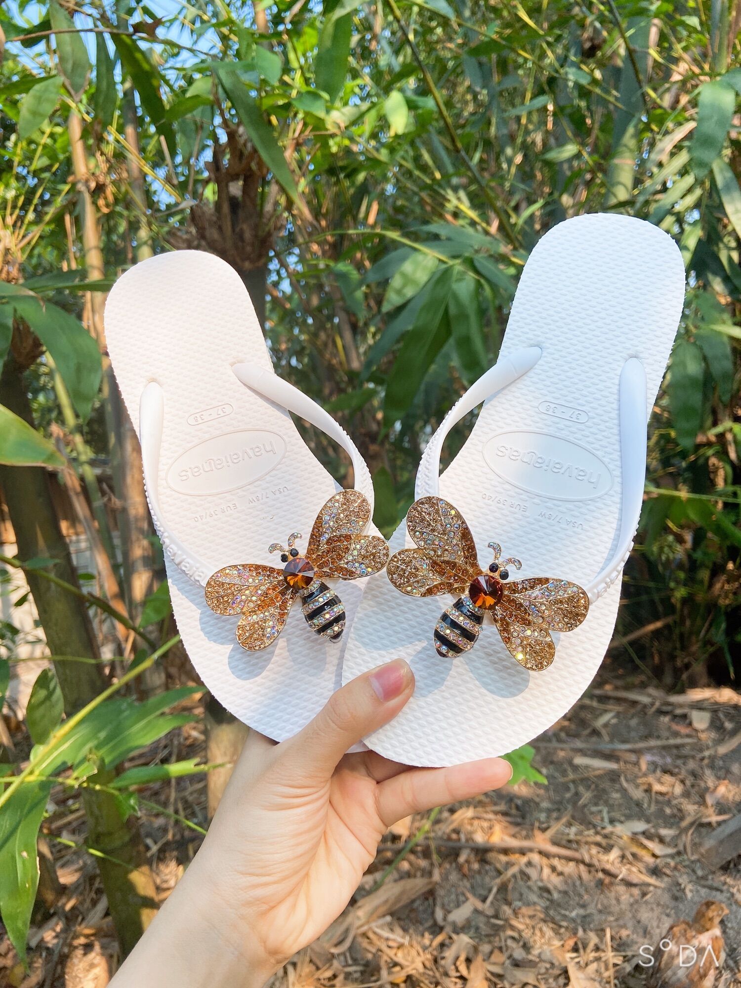 Havaianas kèm charm ong chúa