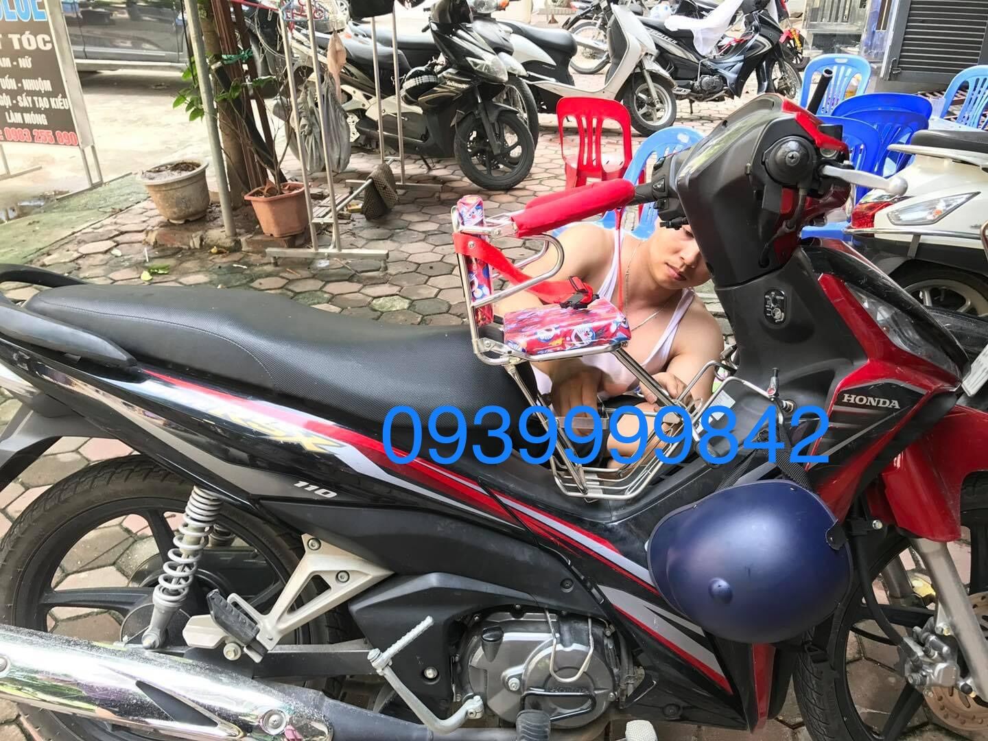Ghế ngồi xe máy số cho bé có dựa vòng - đai