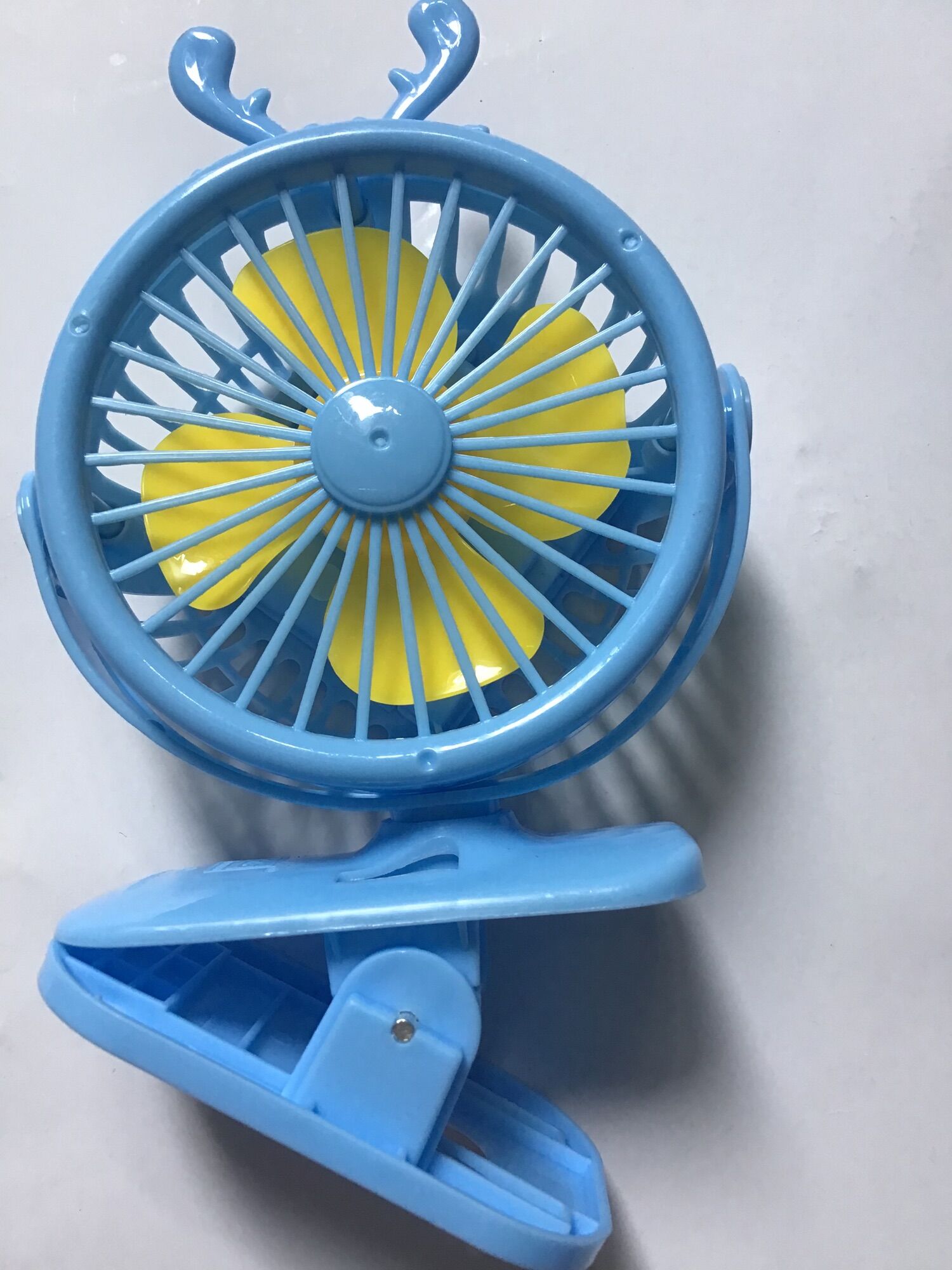 Quạt kẹp xài pin