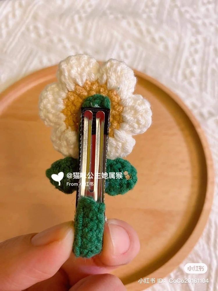 Kẹp tóc hoa 6 cánh bằng len handmade