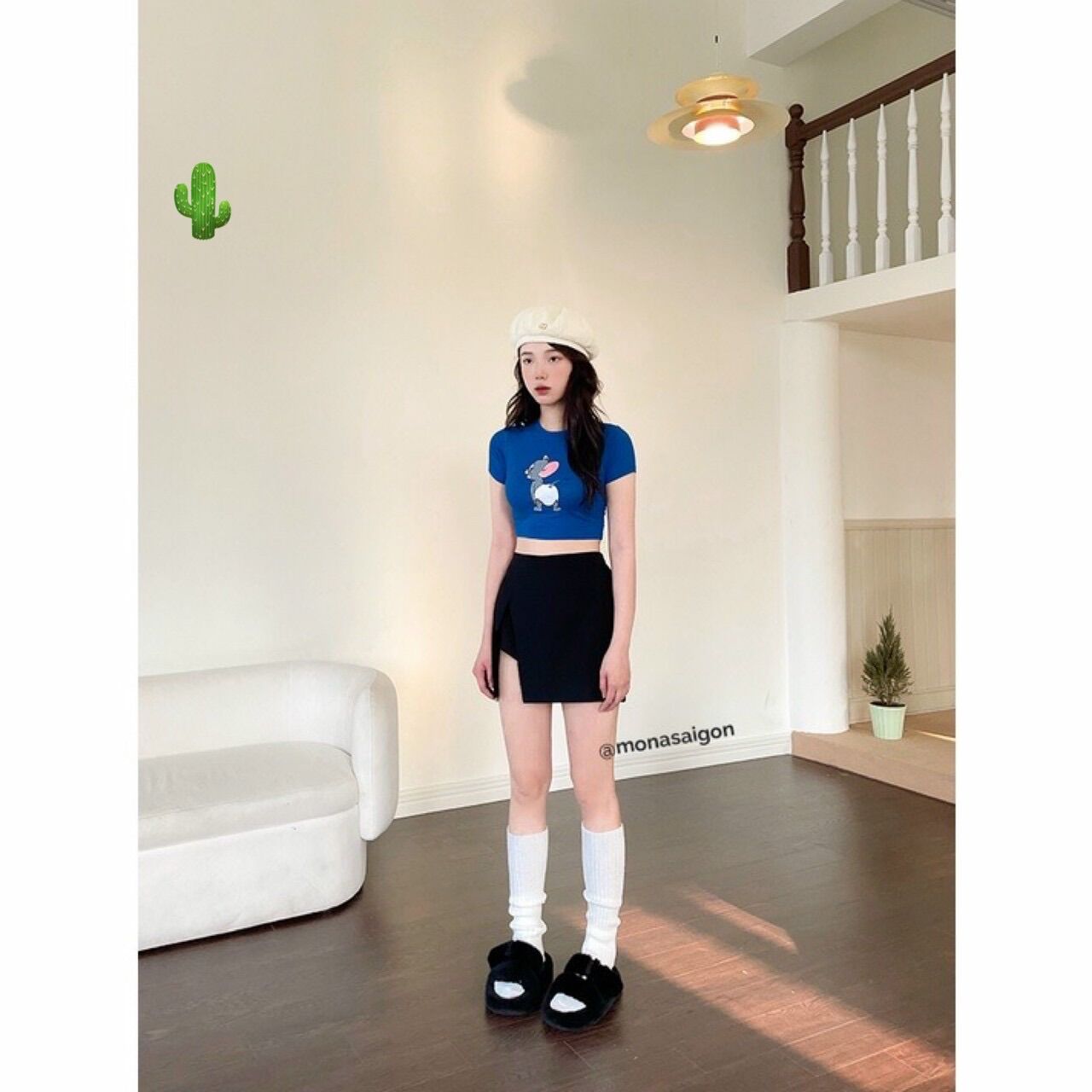 Áo croptop màu xanh in con tuột mít ki