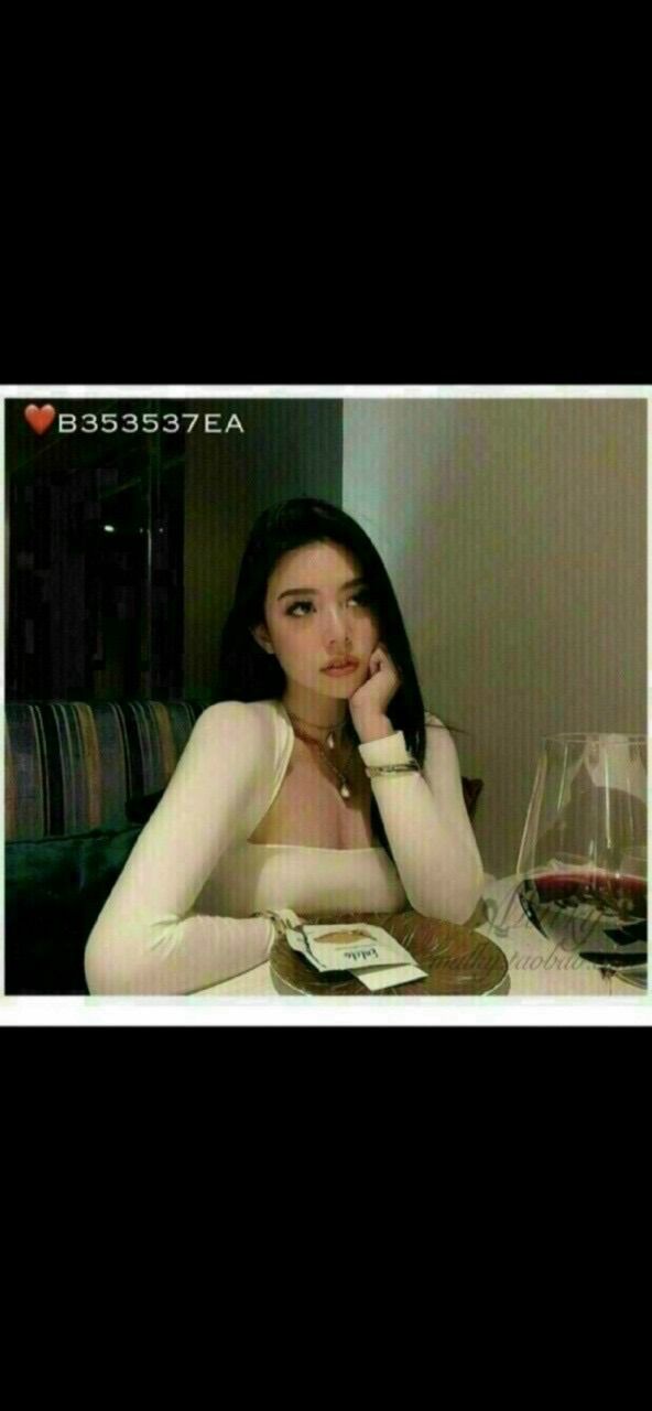 Áo thun borip cổ vuông nhỏ kín tay dài kèm mút ngực - hình trải sàn cận cảnh