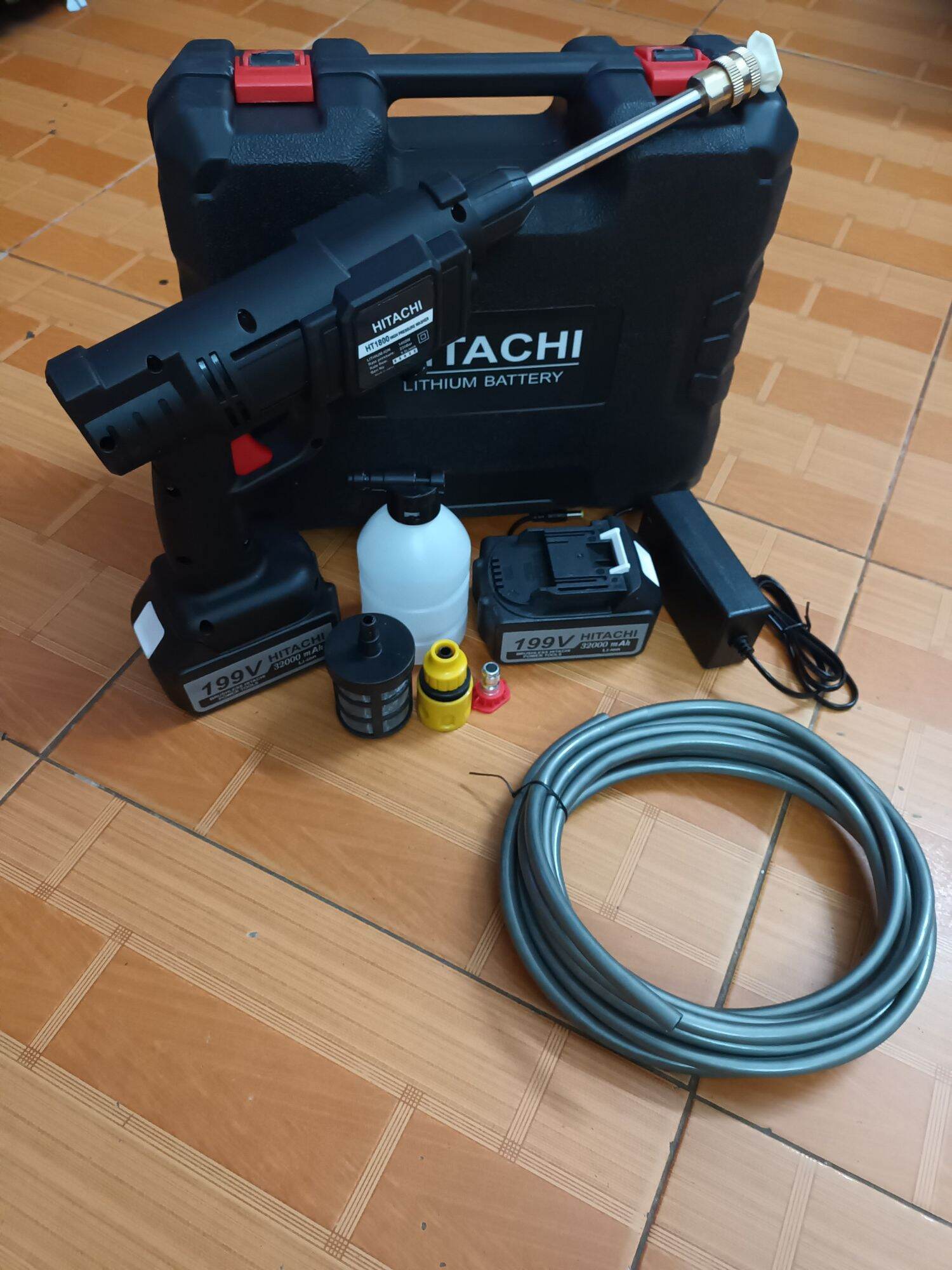 máy rửa xe chạy pin hitachi 199v lõi đồng100%
