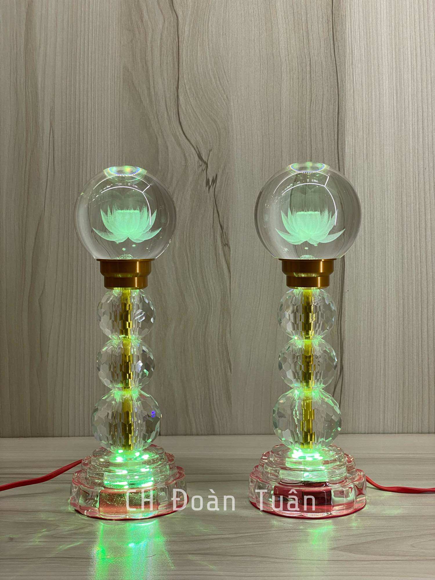 MỘT CẶP ĐÈN THỜ QUẢ CẦU PHA LÊ KHẮC HOA SEN