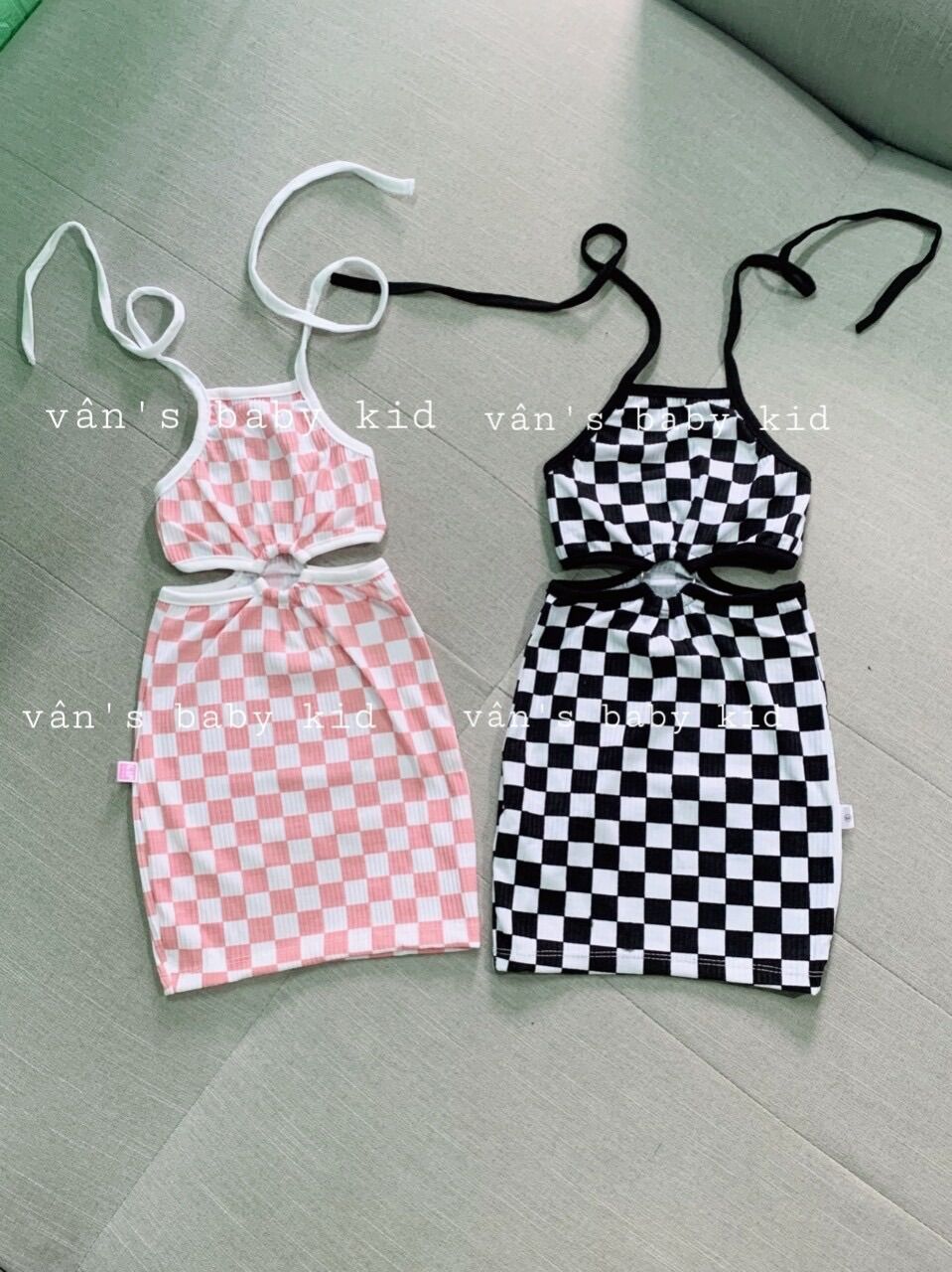 Đầm body caro cổ yếm cho bé gái