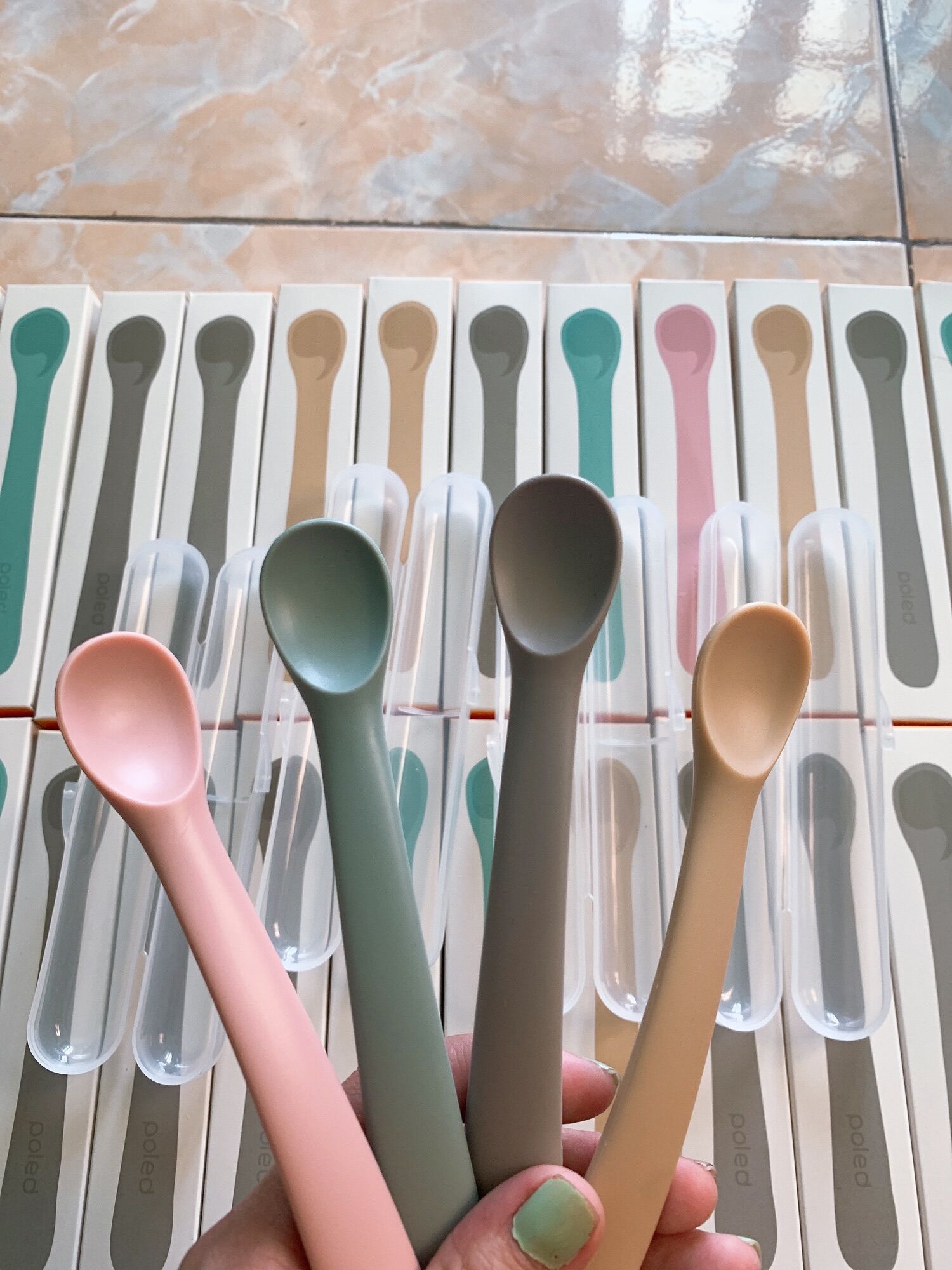 Thìa ăn dặm silicon gấu Poled (kèm hộp đựng)
