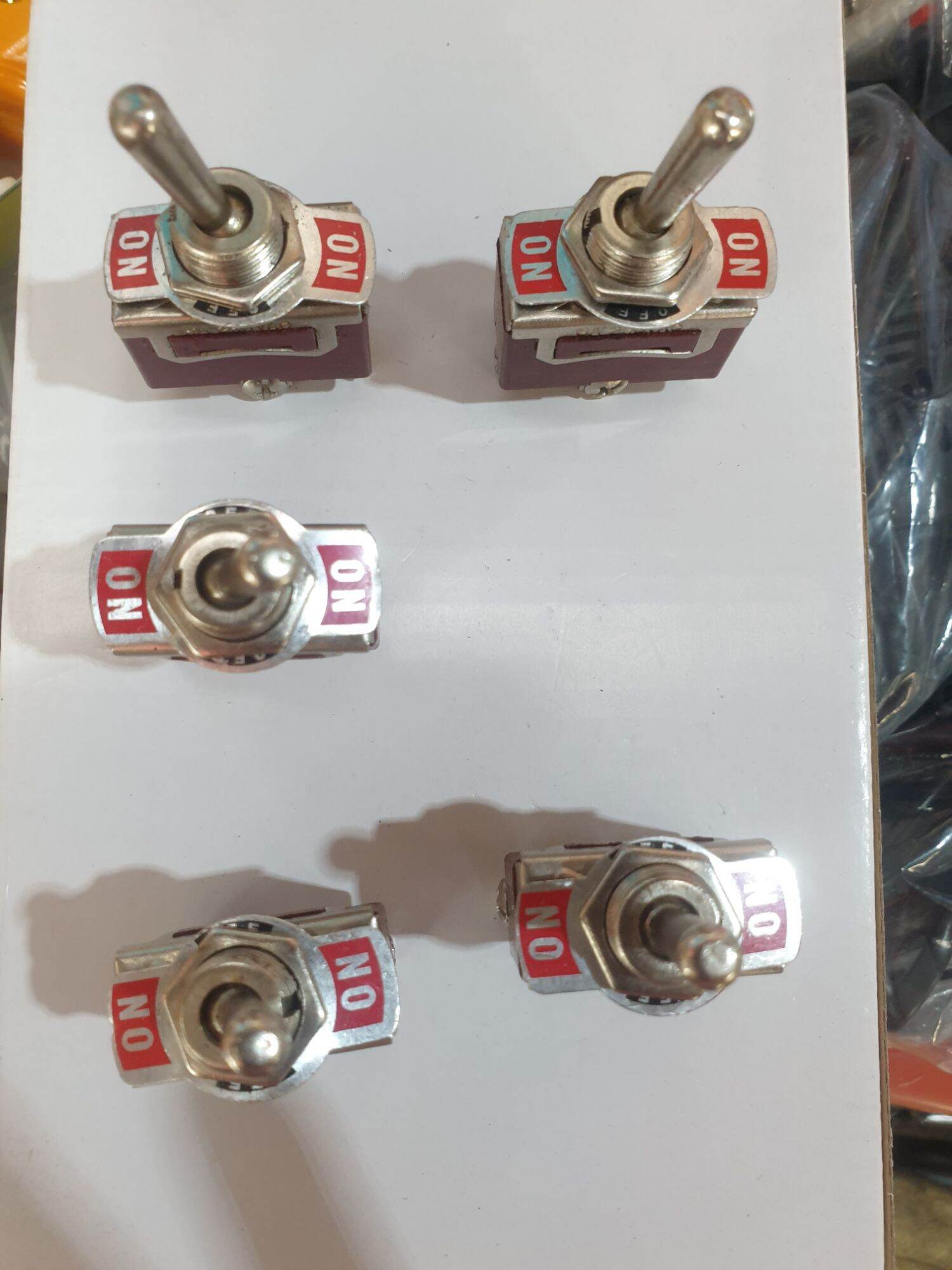 5 cái công tắc 3 chân nâu