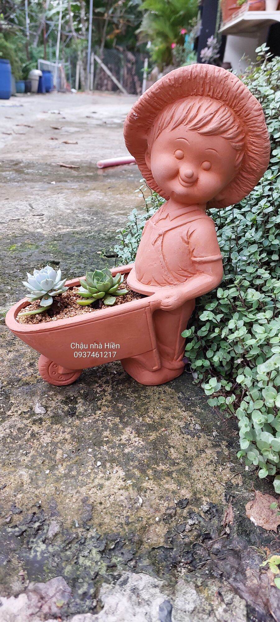 Chậu đất nung Bình Dương, bé trai đẩy xe rùa