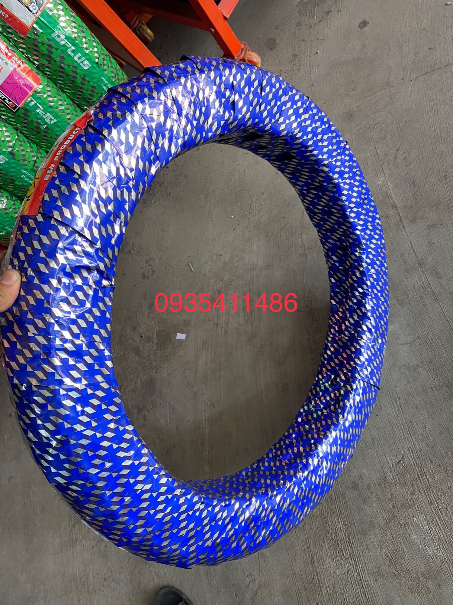 Lốp Xe Máy 3.00-18 Không Ruột