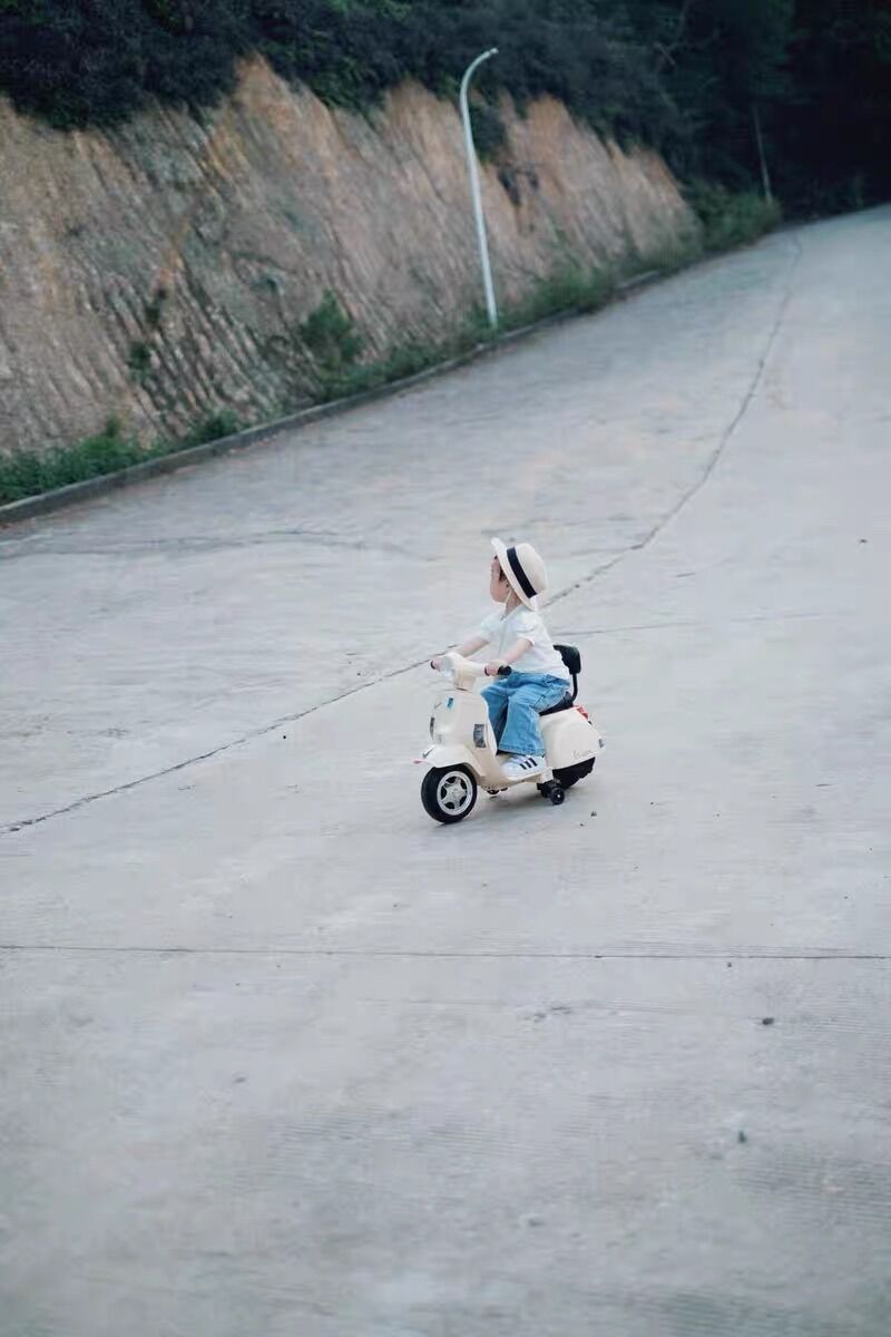 Xe máy điện Vespa vintage cho bé