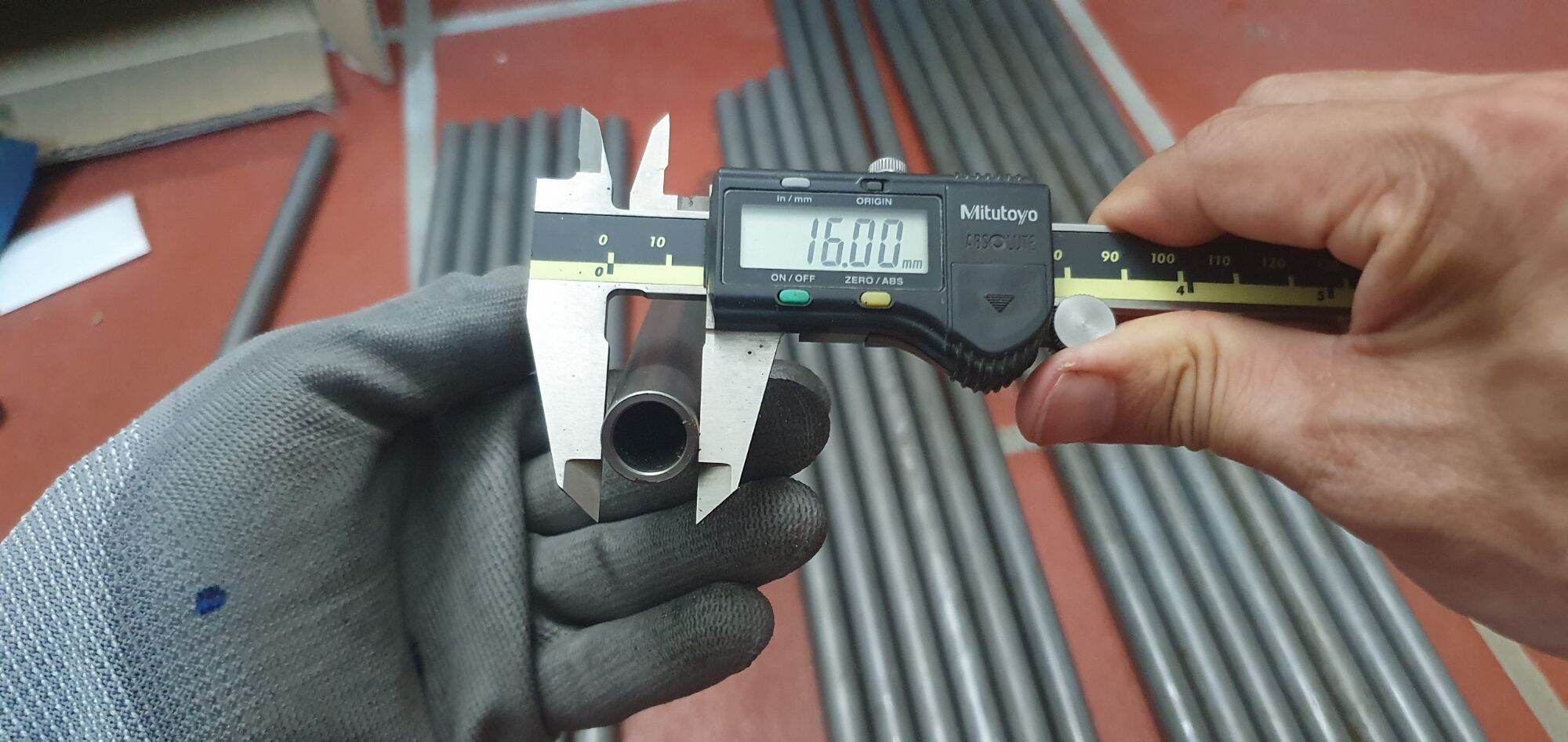 Thanh thép f16 lỗ trong 12mm
