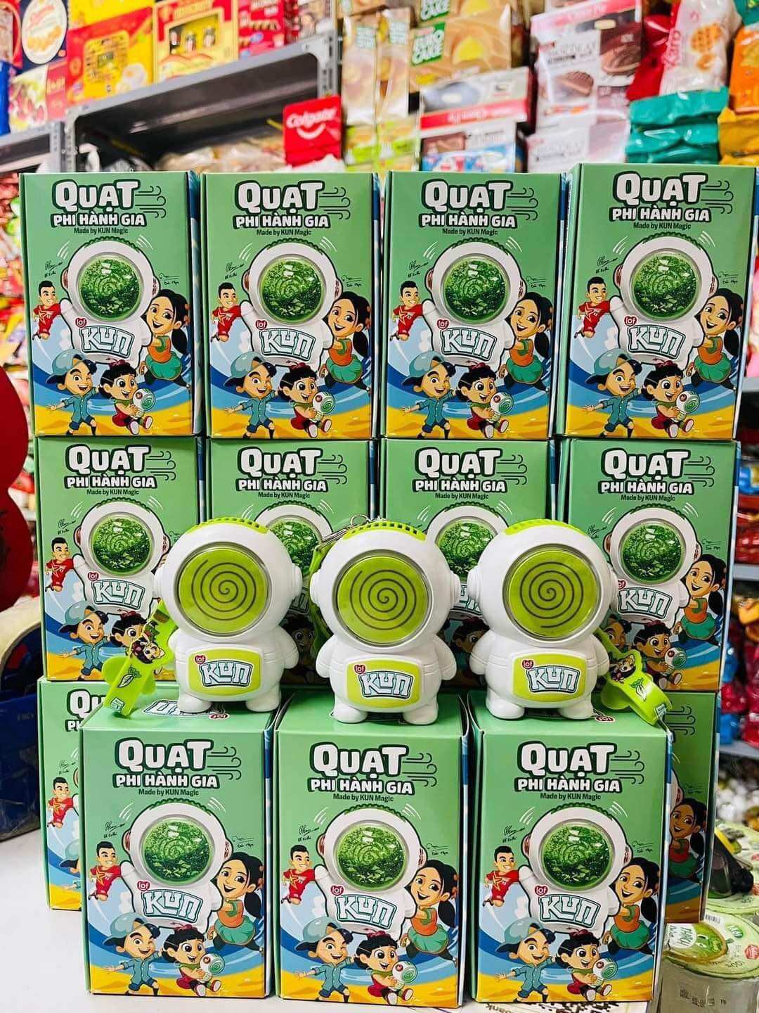 Quạt tích điện kun phi hành gia