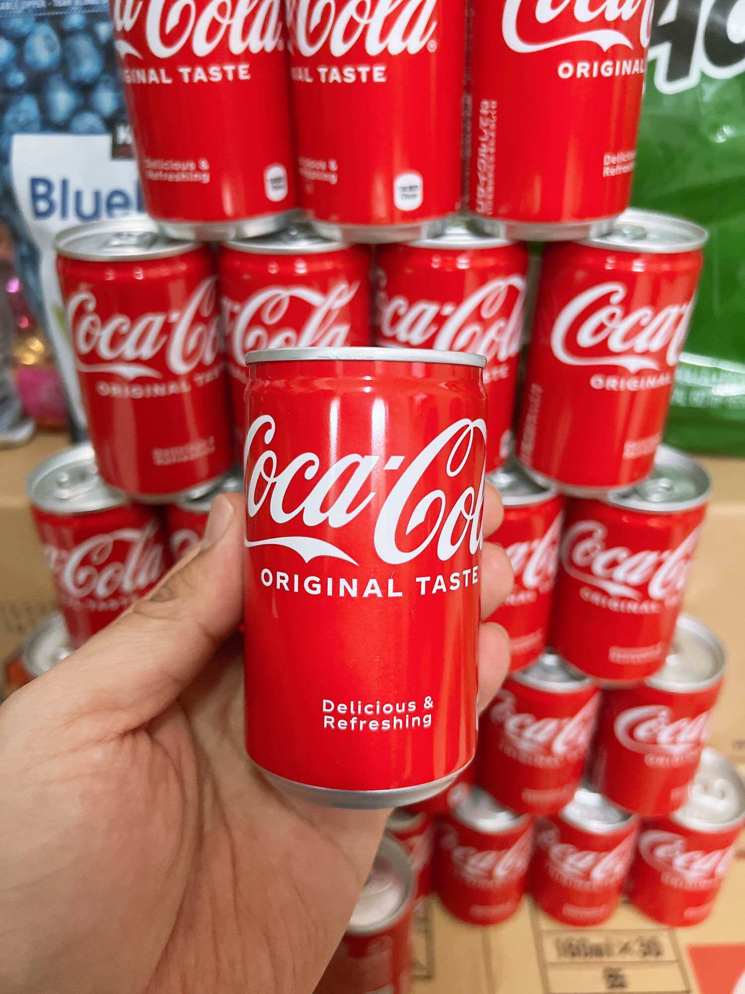 Thùng 30 lon Coca Cola 160ml Nhật Bản.