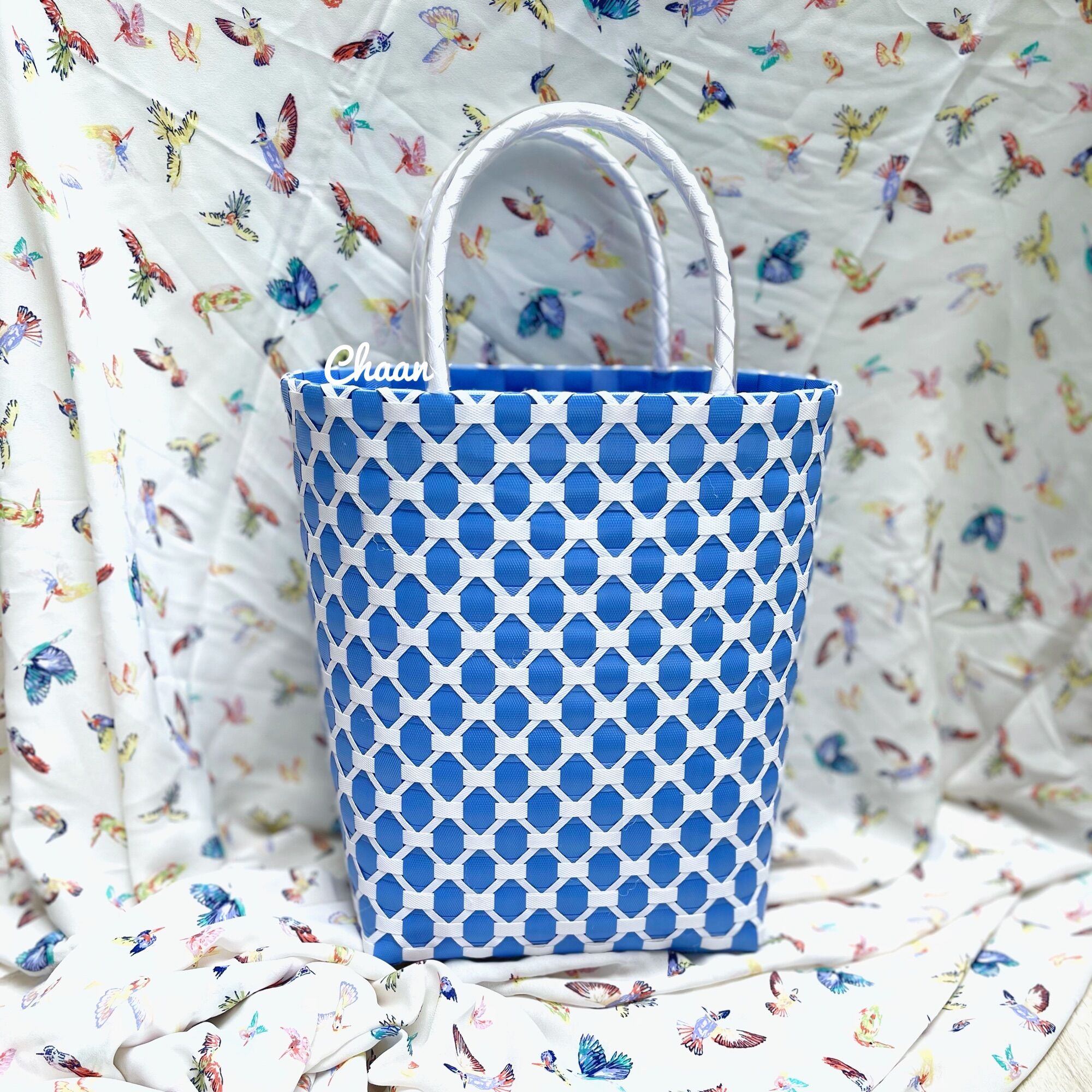 Giỏ nhựa đan tay màu xanh tím thích hợp làm quà tặng