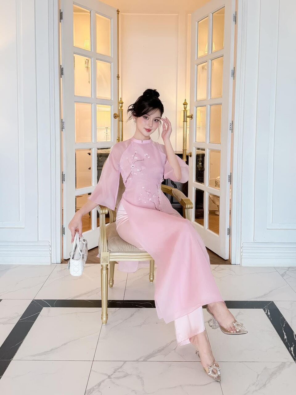 Áo dài hồng thêu hoa