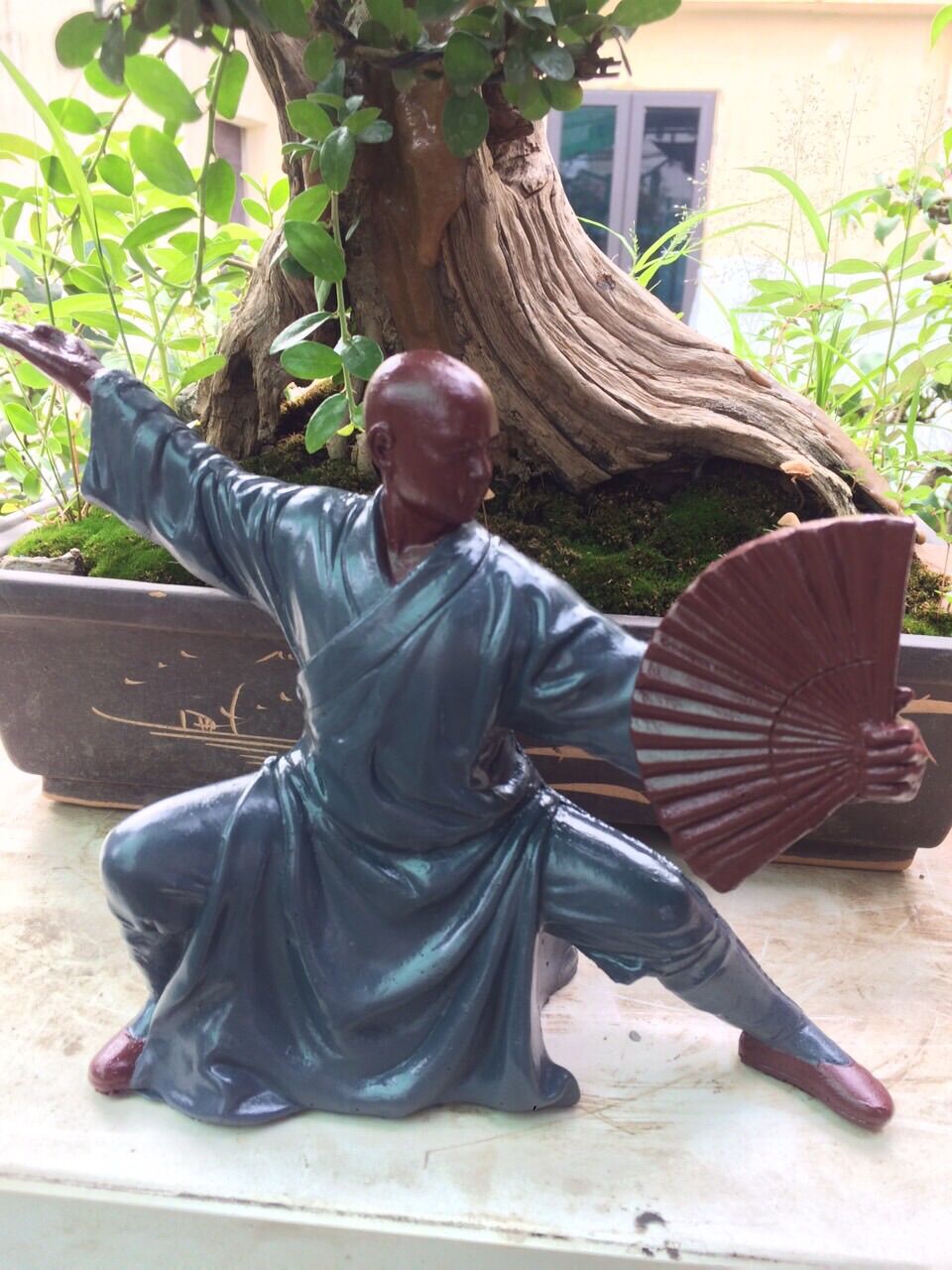 tượng tăng nhân múa quạt(chất liệu xi măng)