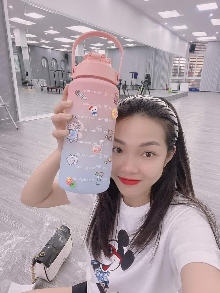 Bình nhựa uống nước chia vạch nhắc nhở 2L