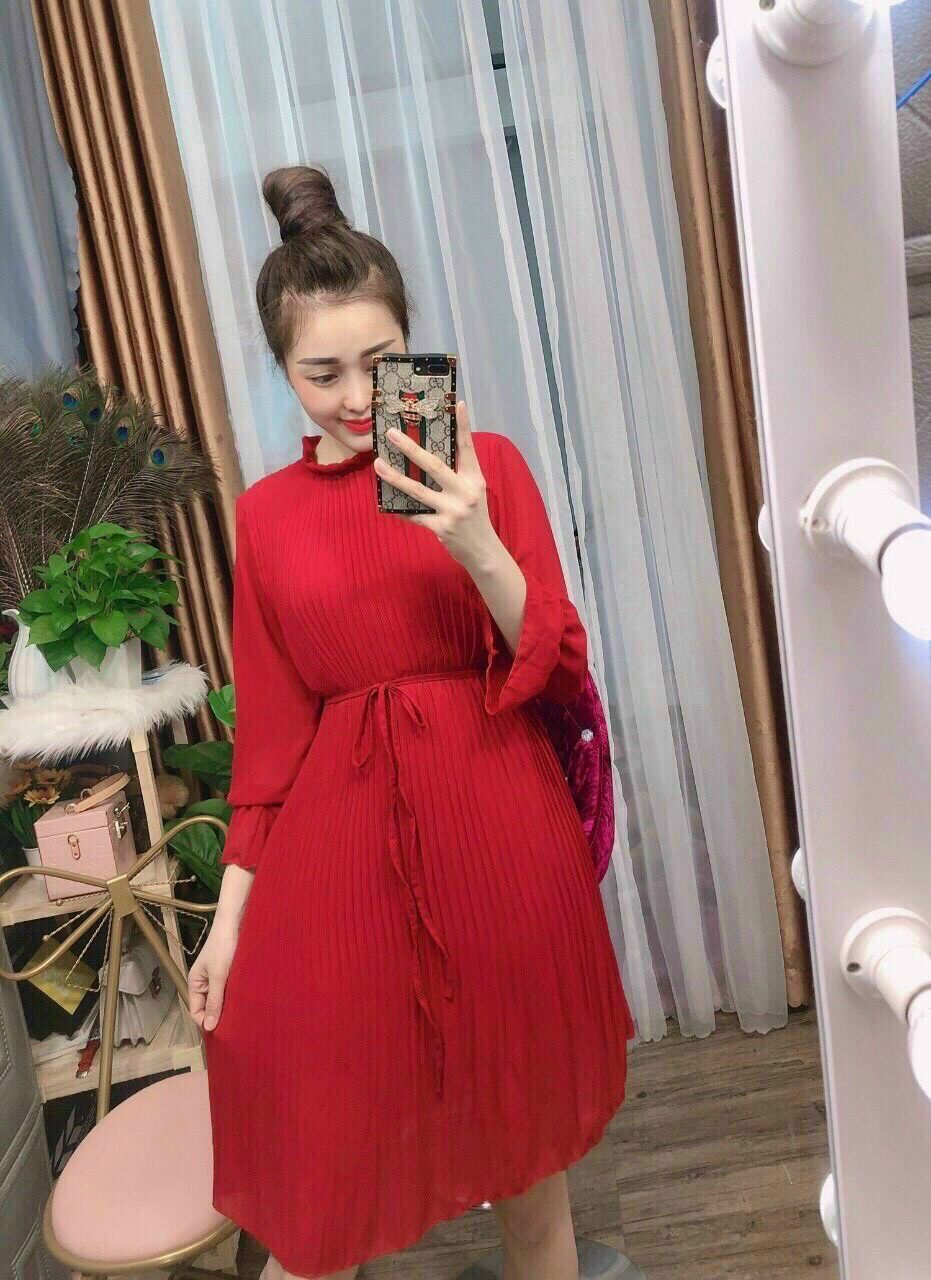 Đầm suông dập ly tay dài cột eo.
