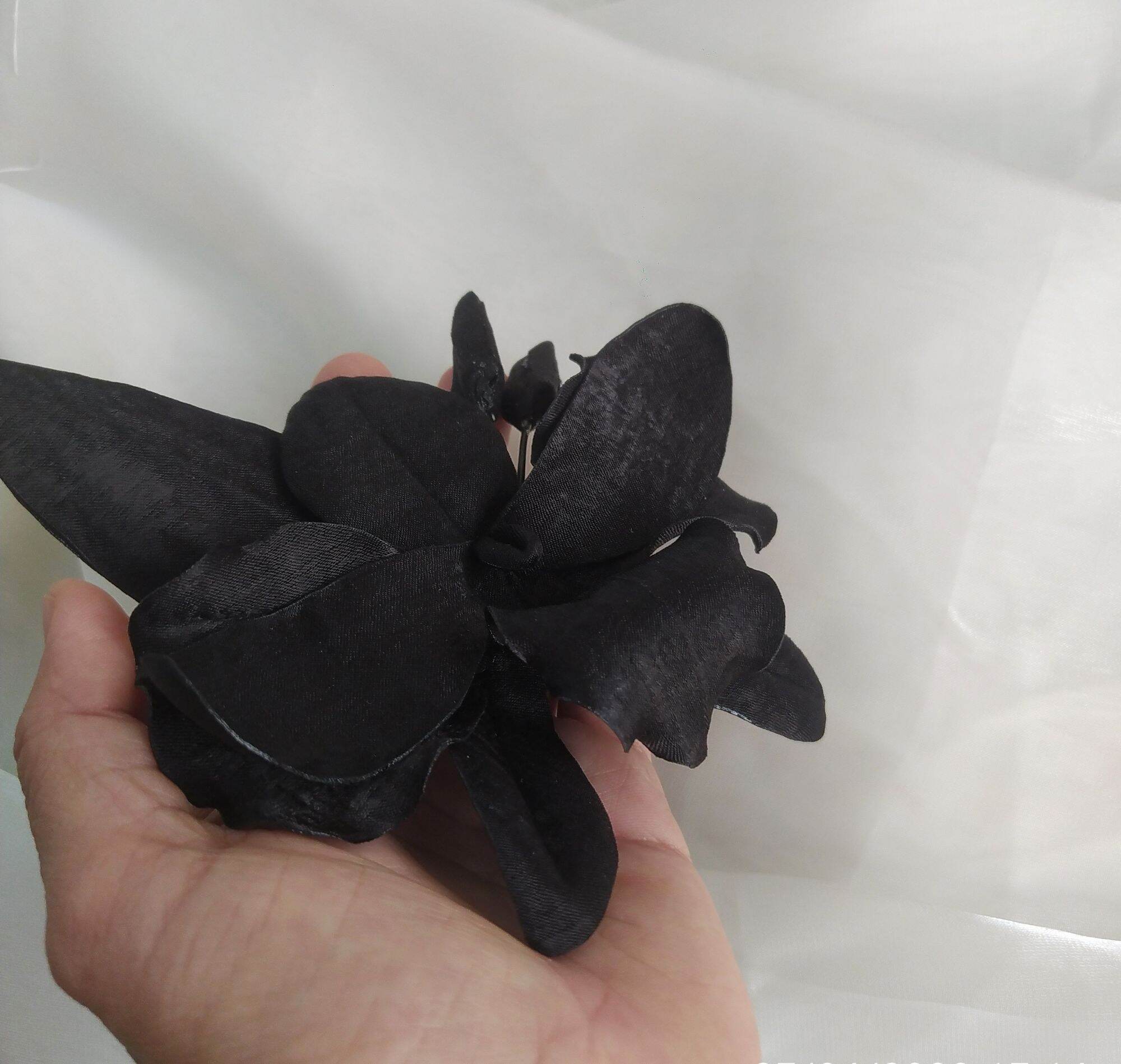 Hoa lan cài áo handmade Canto màu đen size 12cm