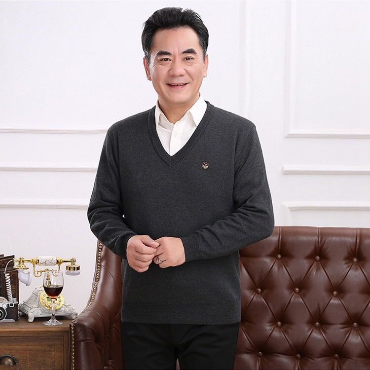 Áo len trơn màu dài tay trung niên