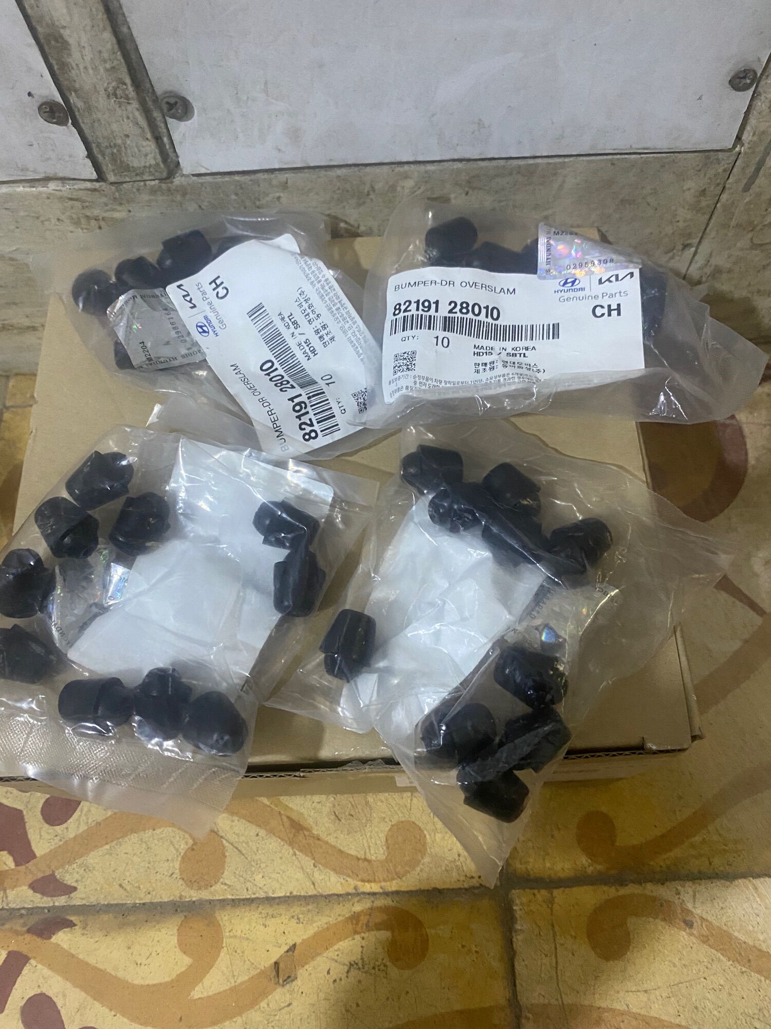 Cao su giảm chấn cánh cửa các dòng xe Hyundai kia xịn chính hãng, 8219128010