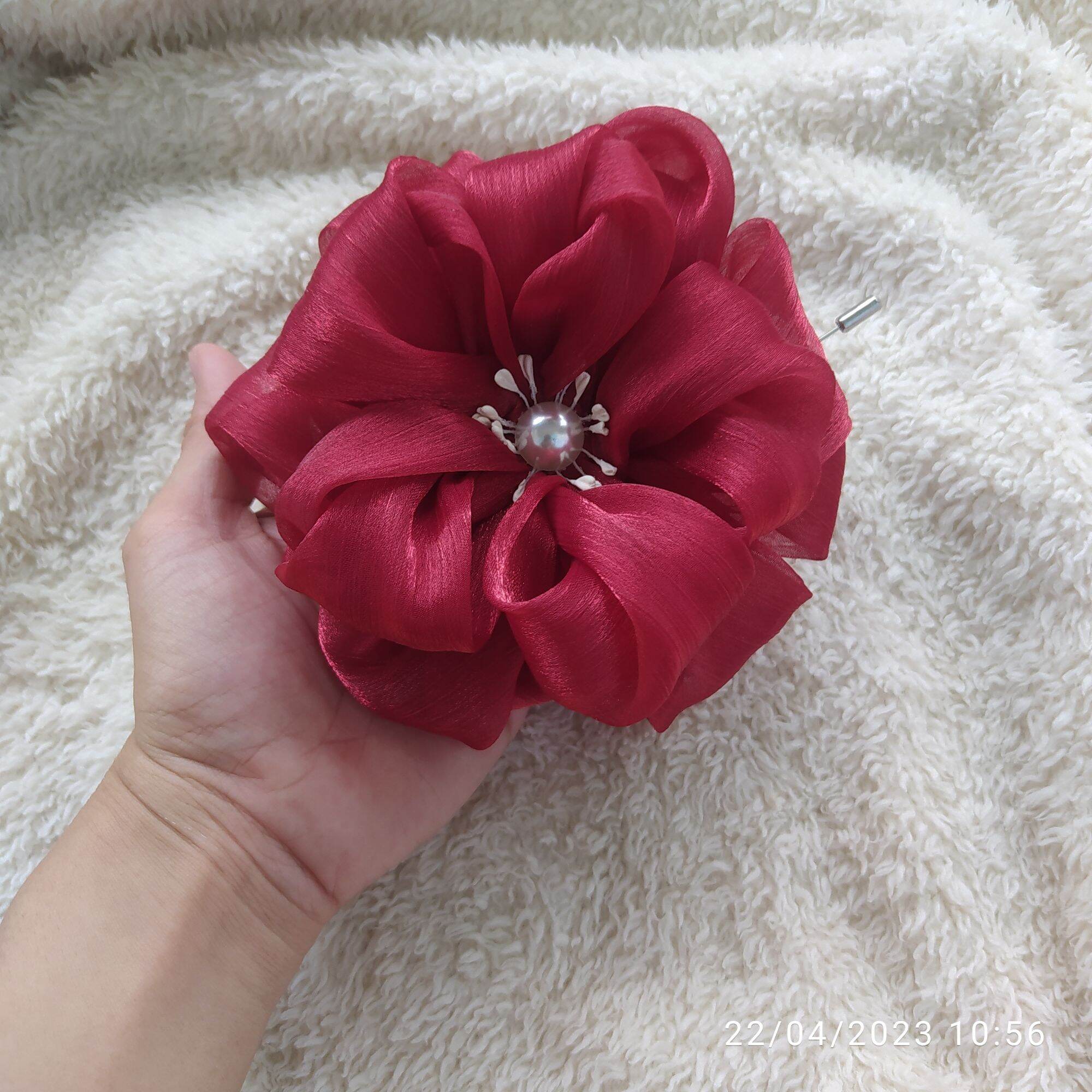Hoa cài áo handmade Canto màu đỏ đô