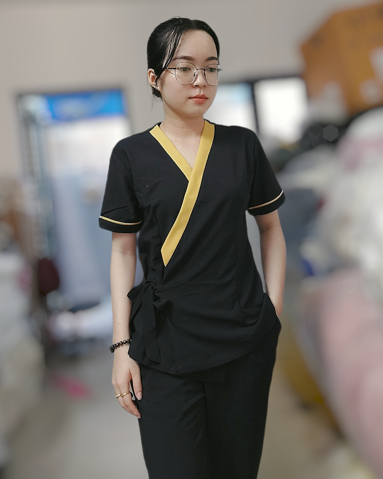 Đồng phục spa màu đen viền vàng đồng