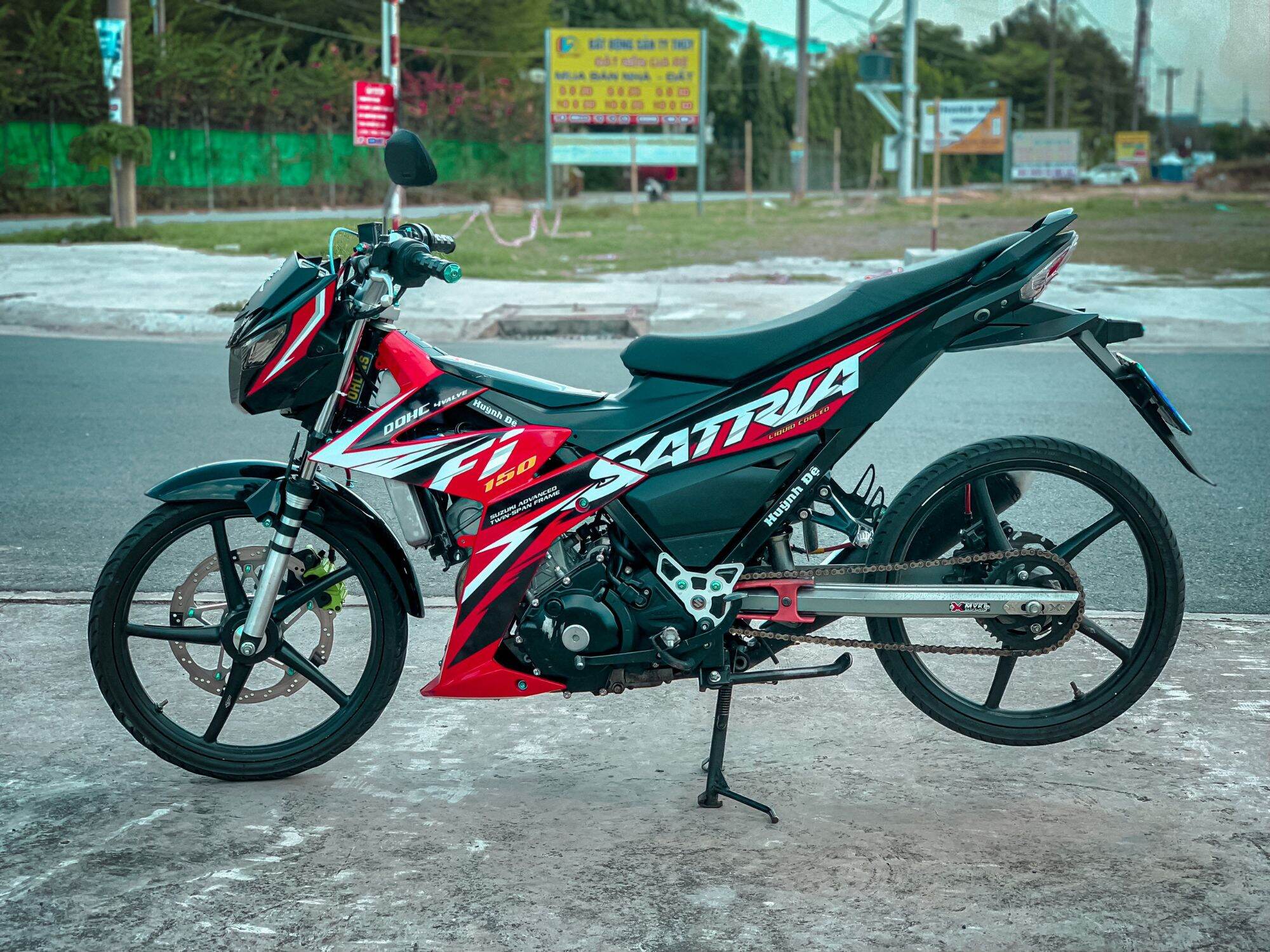 Tem xe satria raider đen đỏ