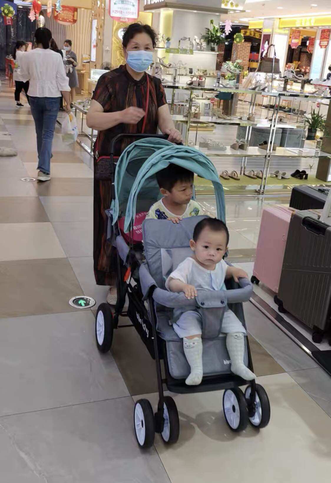 Xe đẩy đôi cho bé có thể gấp gọn dc