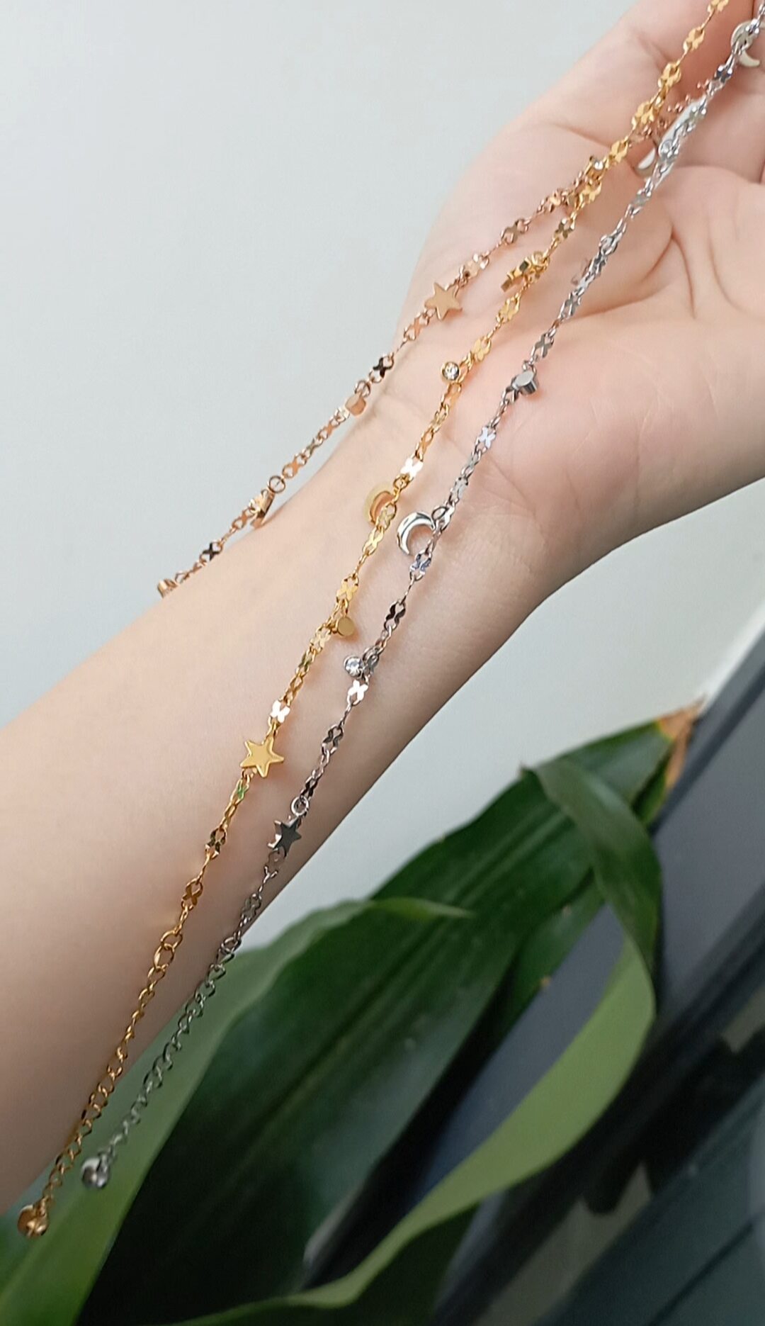 Lắc chân titan trăng sao