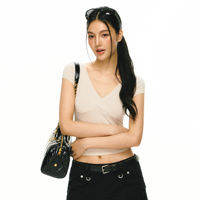 Ariseism | Áo Thun Nữ Ôm Body Thiết Kế V-neck Xếp Lớp