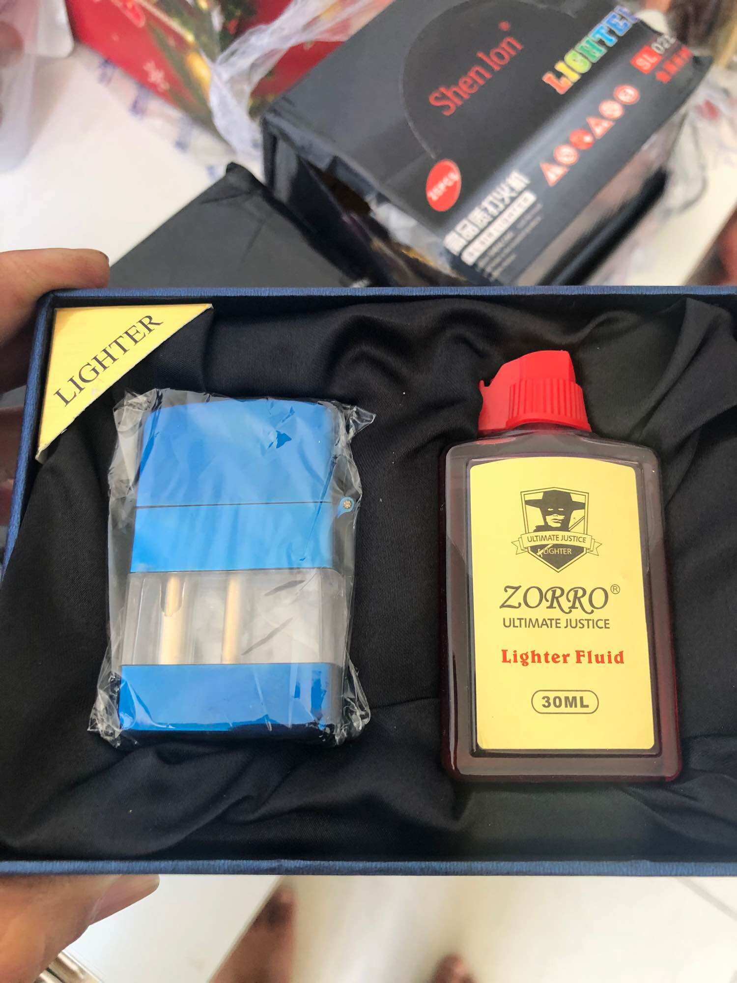 Bật lửa đá xăng Zippo Zorro lộ xăng cao cấp( tặng kèm chai xăng 30ml)