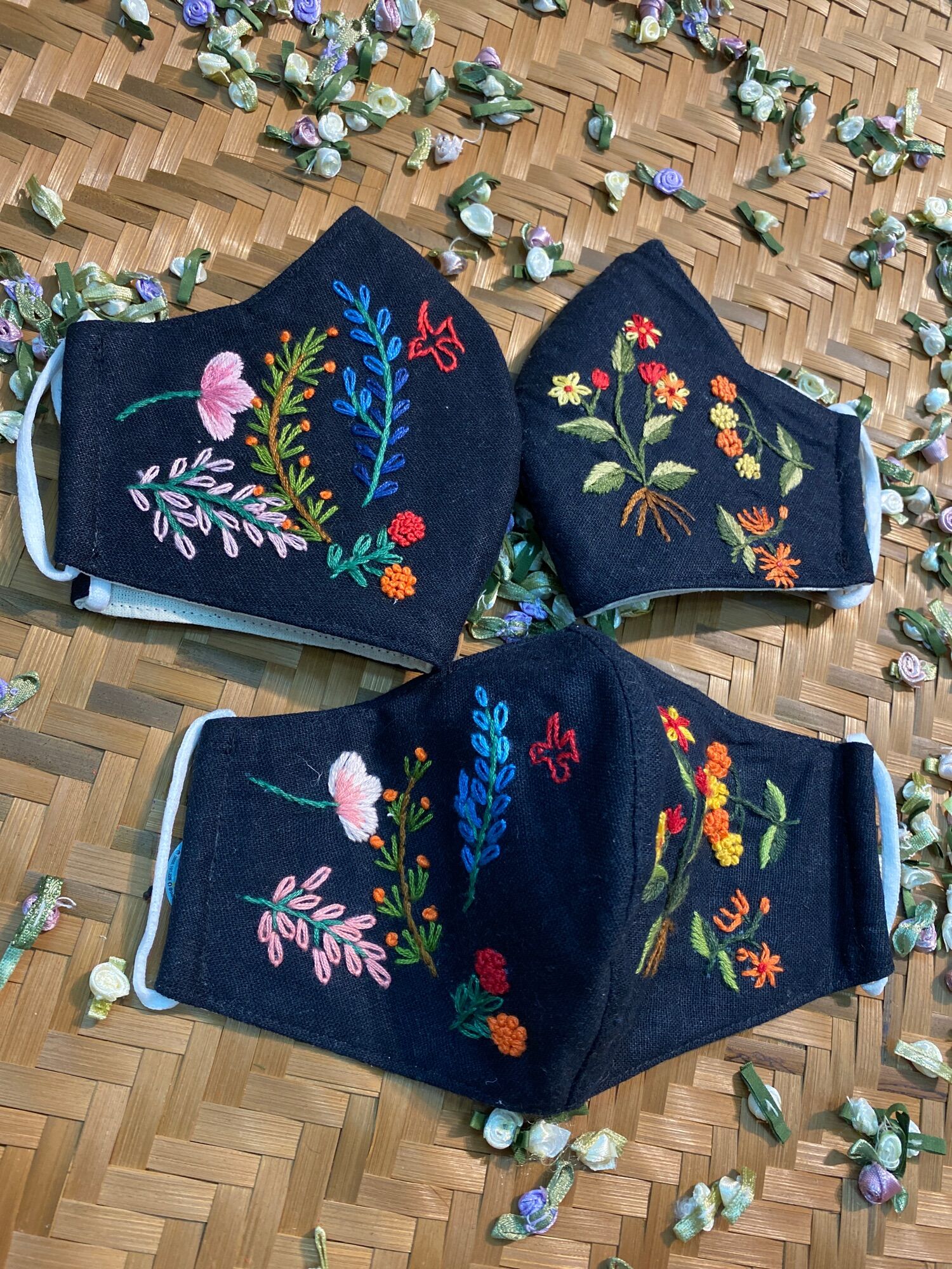 Khẩu trang thêu tay vải linen (handmade by Pong )