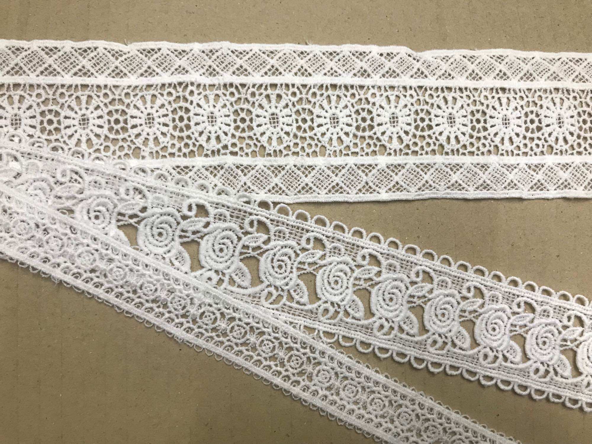1 mét ren cotton màu trắng.
