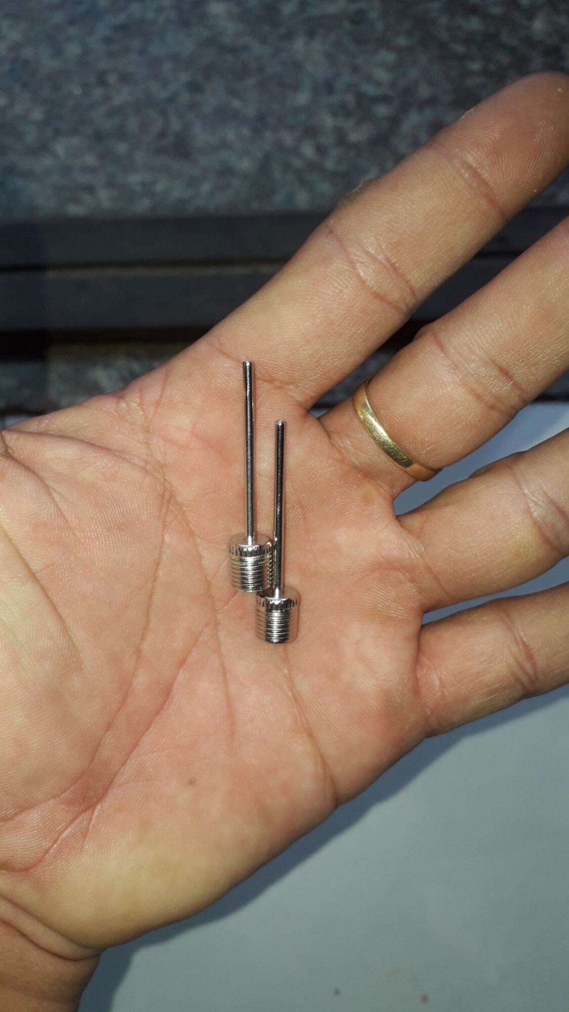 2 chiếc vòi bơm (kim vòi) bóng đá bằng inox
