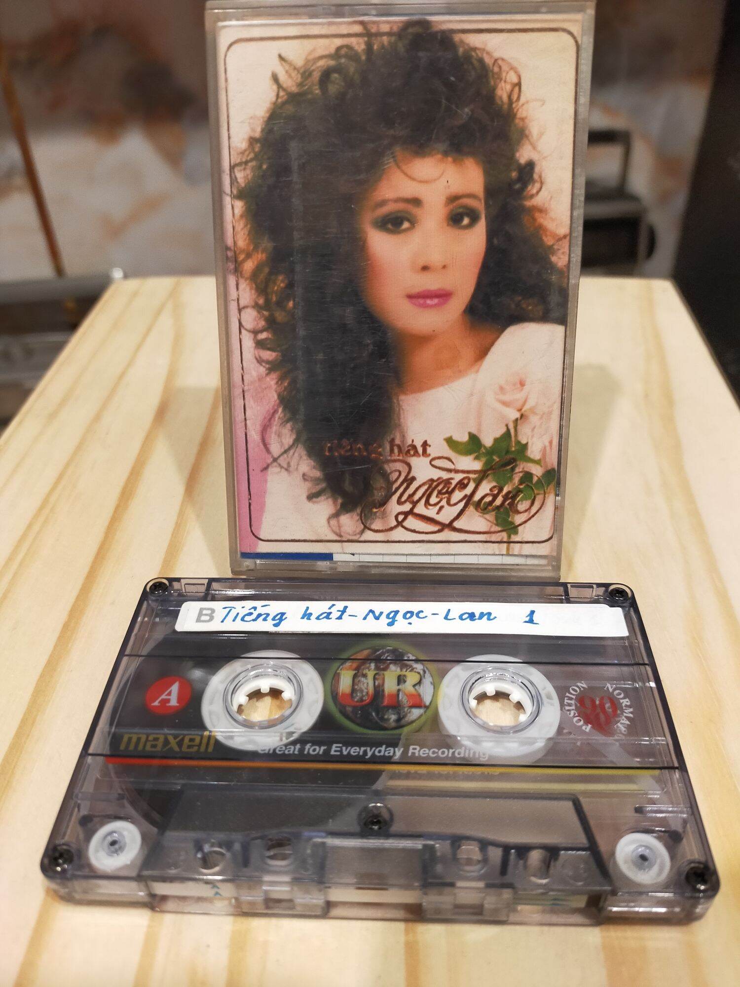1 băng cassette maxell UR 90 phút tiếng hát ngọc lan( lưu ý: đây là băng cũ