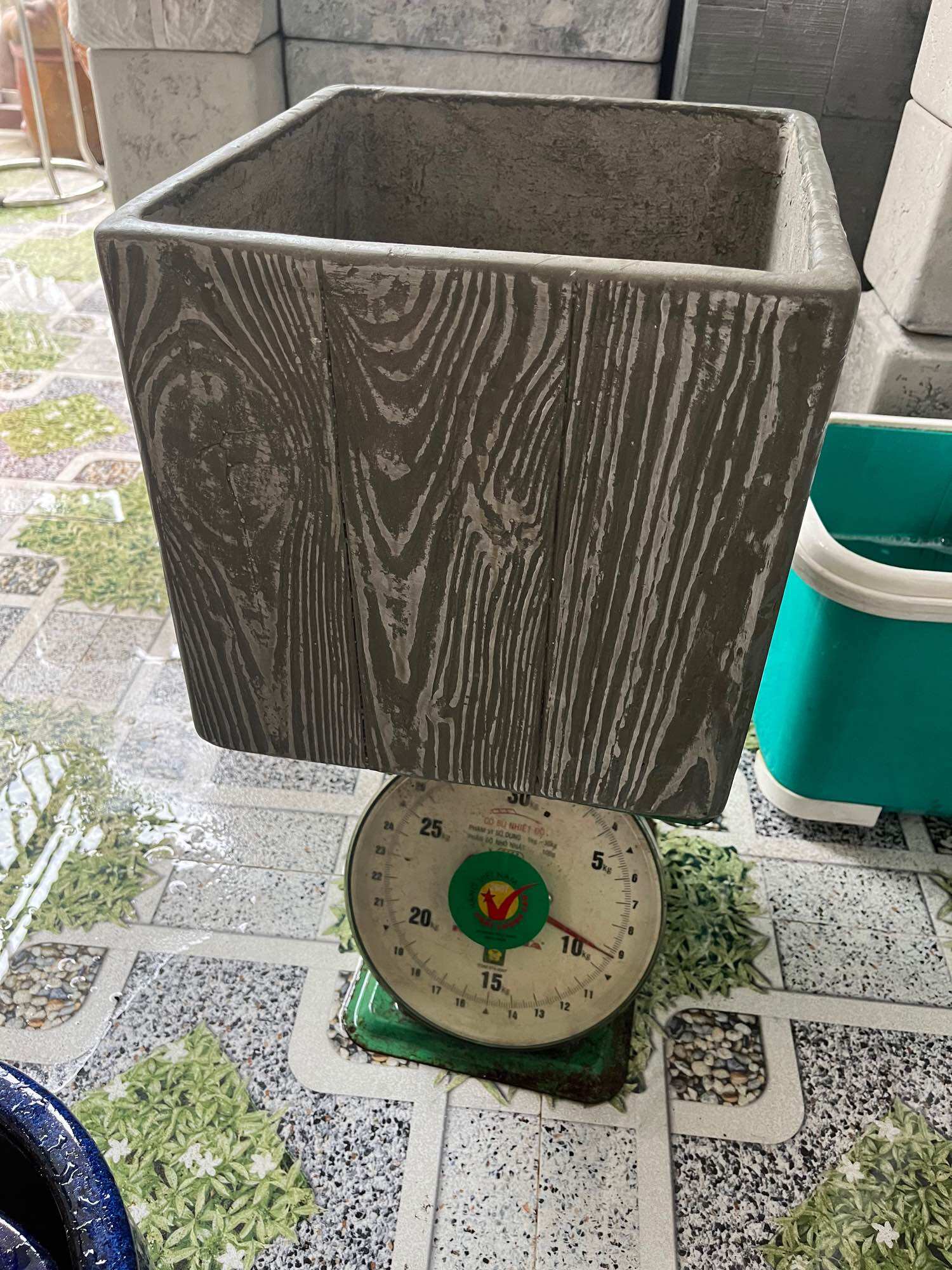 Chậu vuông xi măng nhẹ Vân gỗ đk 30 cm
