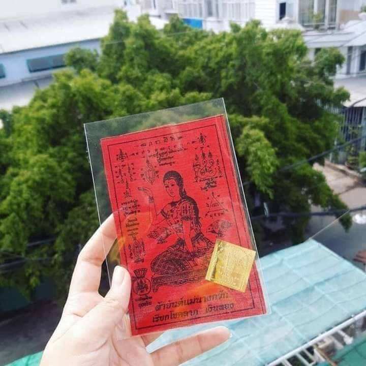 LÁ MẸ NGOẮC MÀU ĐỎ
