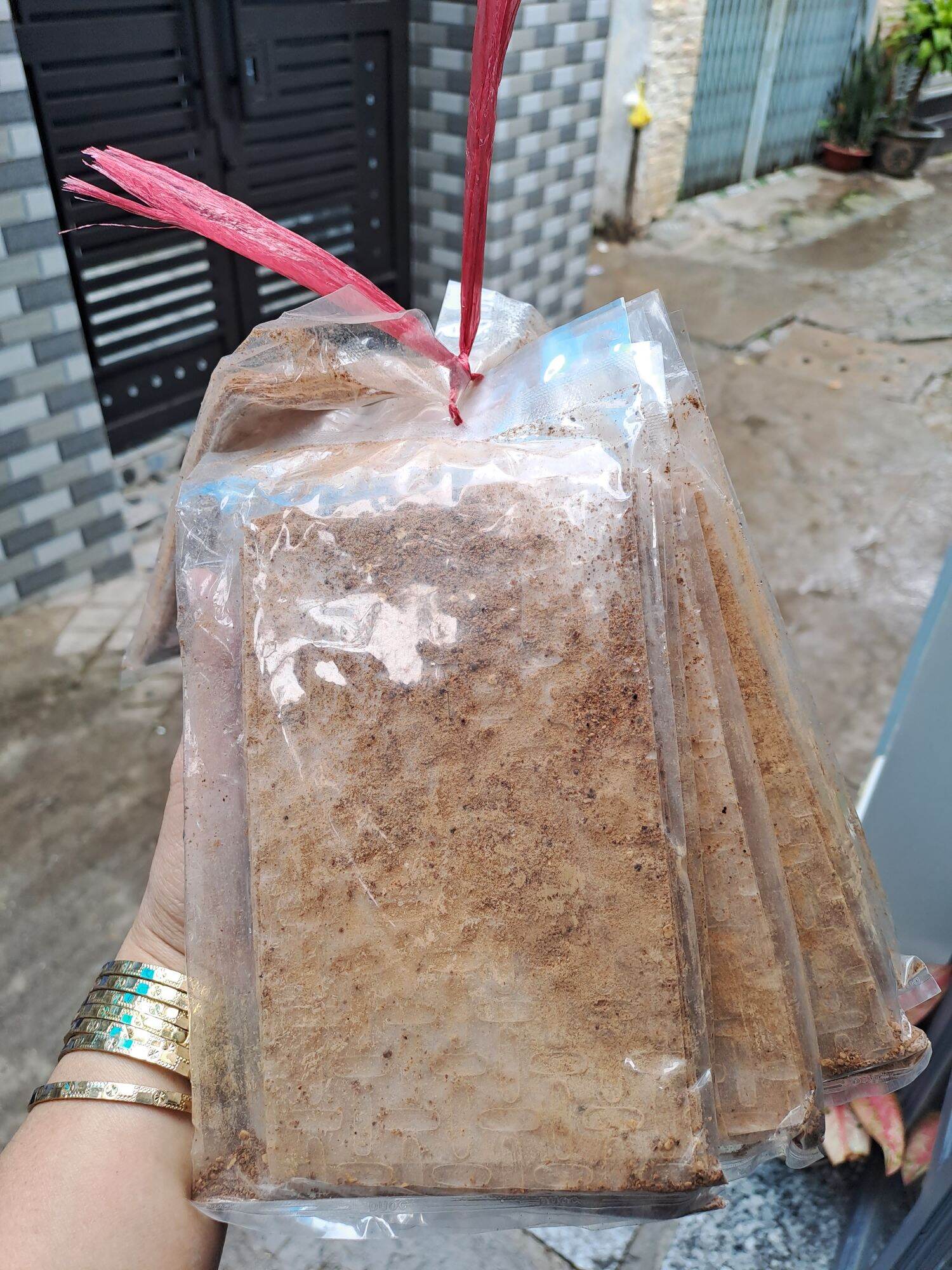 1 Xâu bánh tráng muối tiêu cay (10 bịch)