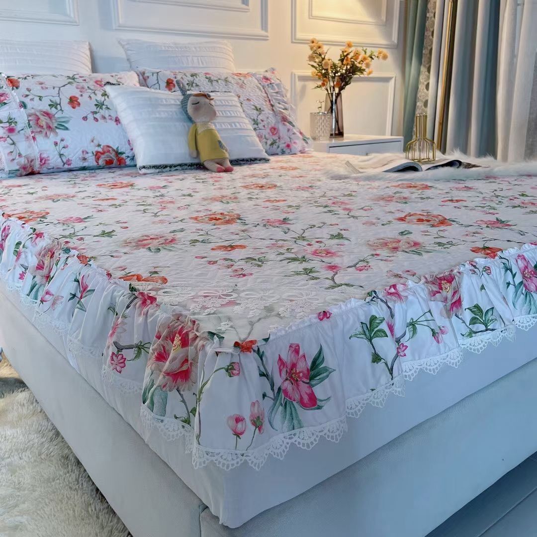 Bộ ga gối cotton bèo 1m8*2m mặt trên là lớp vải trần bông êm mát chung quanh bo chun bọc vào nệm giứ cho nệm và ga im không bị Xô xệch lớp bèo nhấn cho chiếc giường thêm xinh hơn