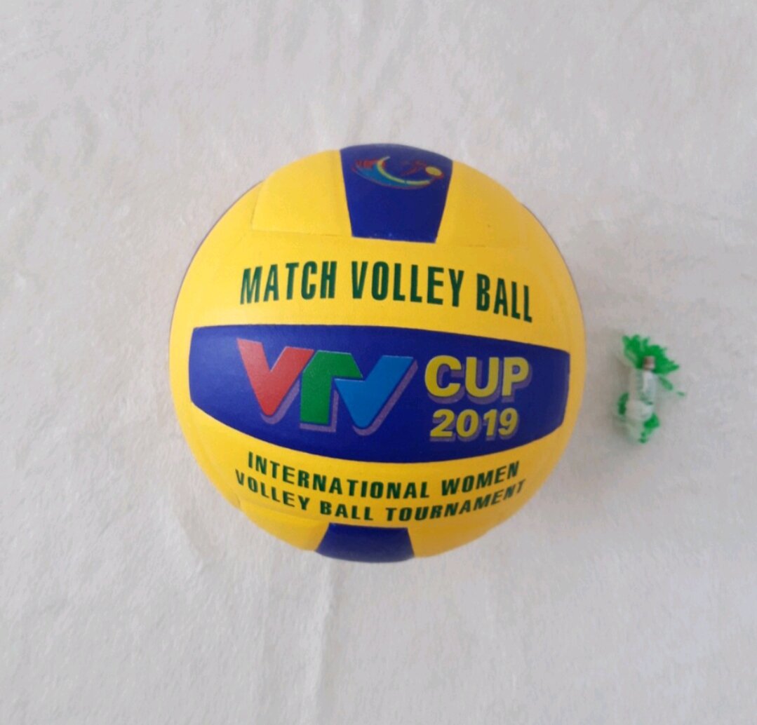 Quả bóng chuyền dán VTV Cúp tặng và kim bơm,lưới