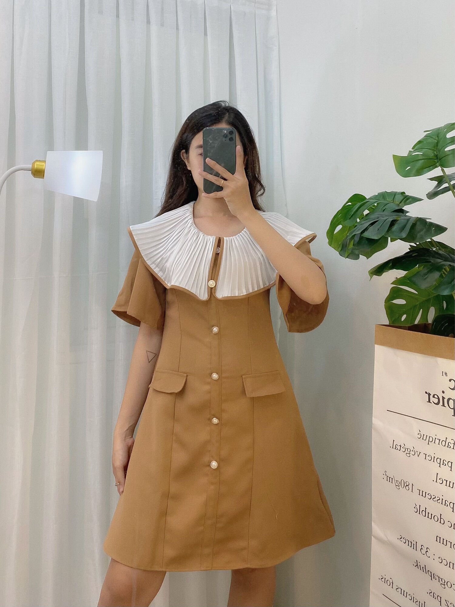ĐẦM ĐEN NÚT PHỐI CỔ XẾP LY NUDE
