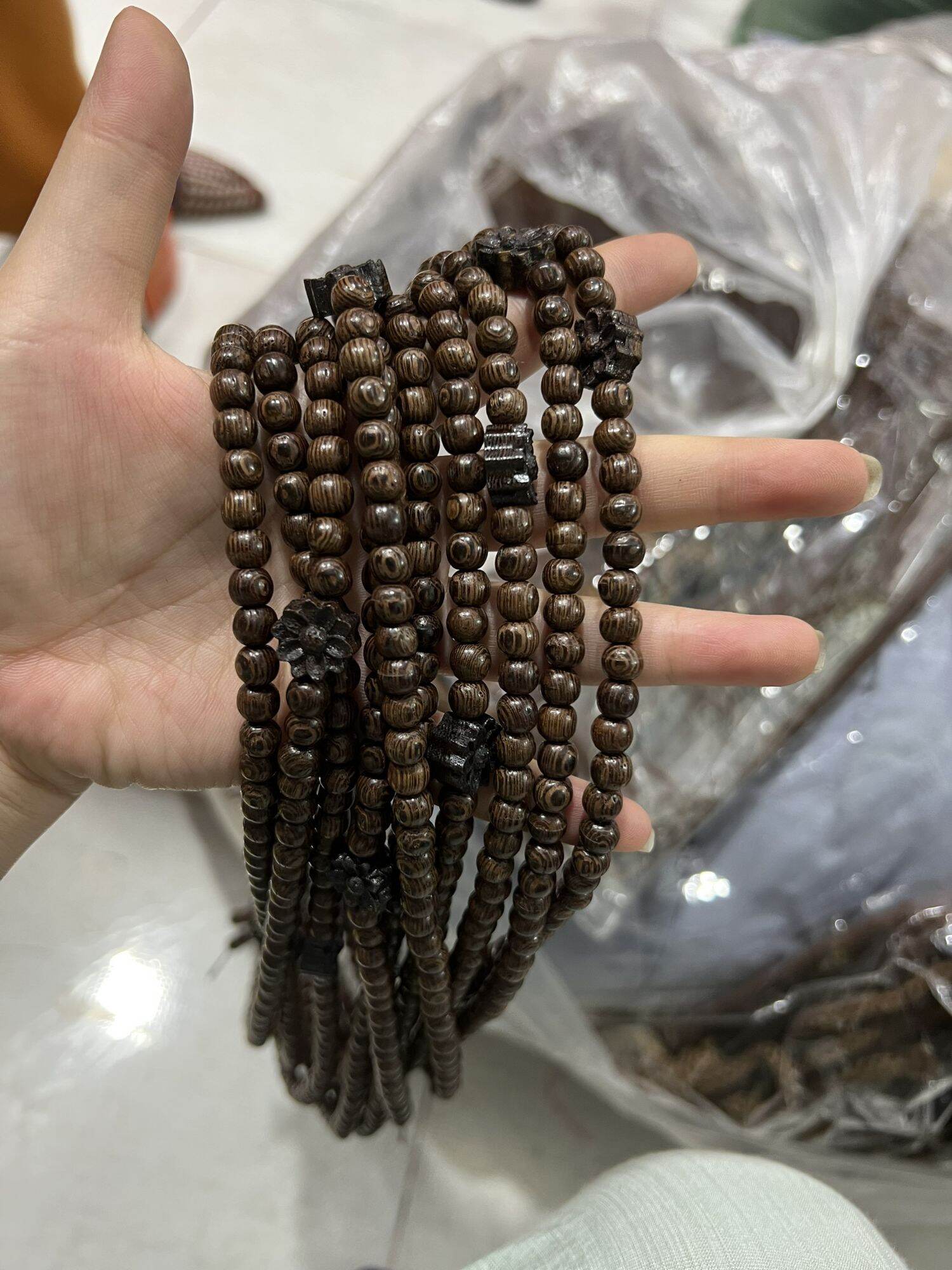 vòng đeo tay . vòng gỗ 108 hạt 6ly